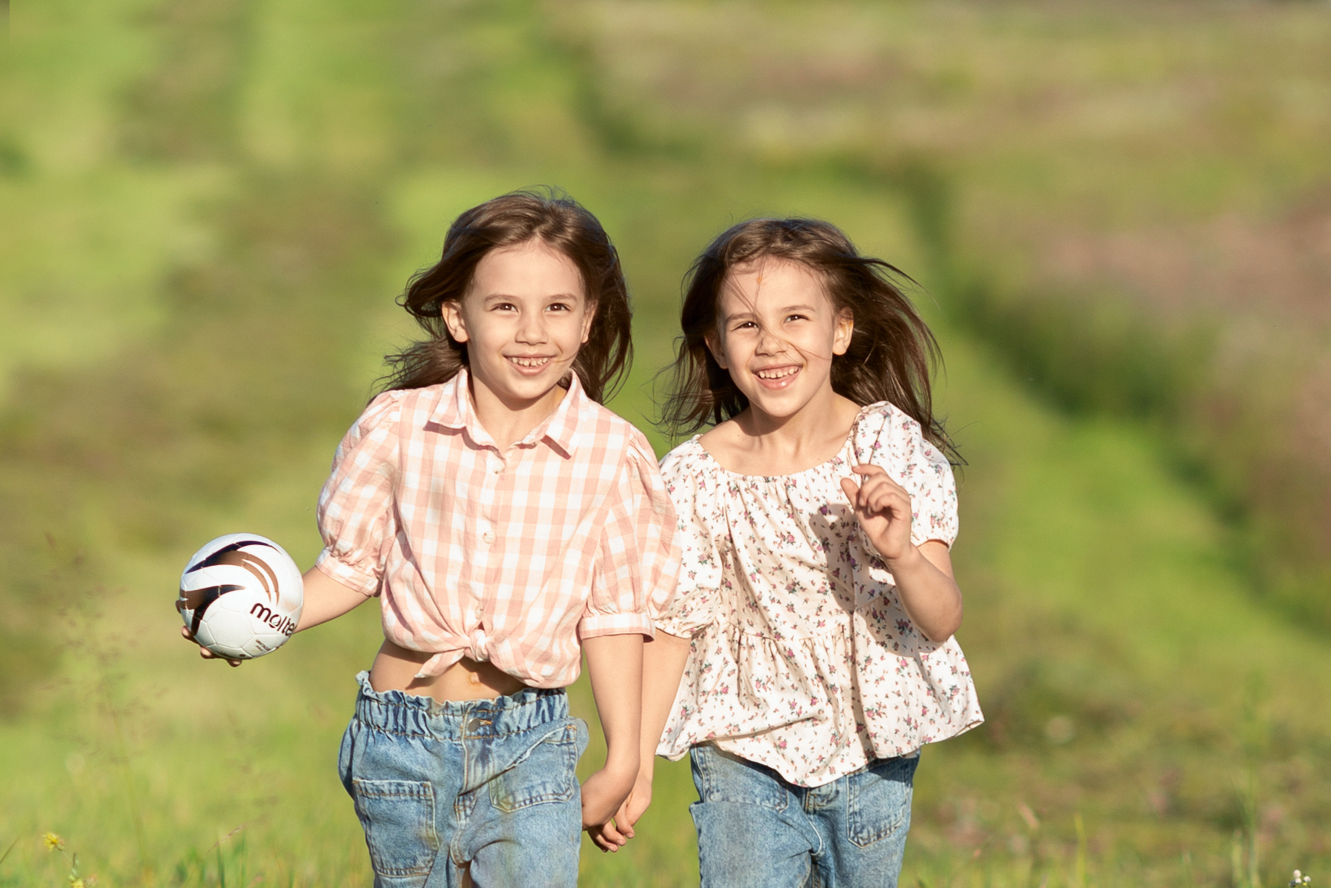 Даша и Соня, фотопрогулка по скошенному полю. Актерское и модельное портфолио. Фотограф в Москве Екатерина Коломеец