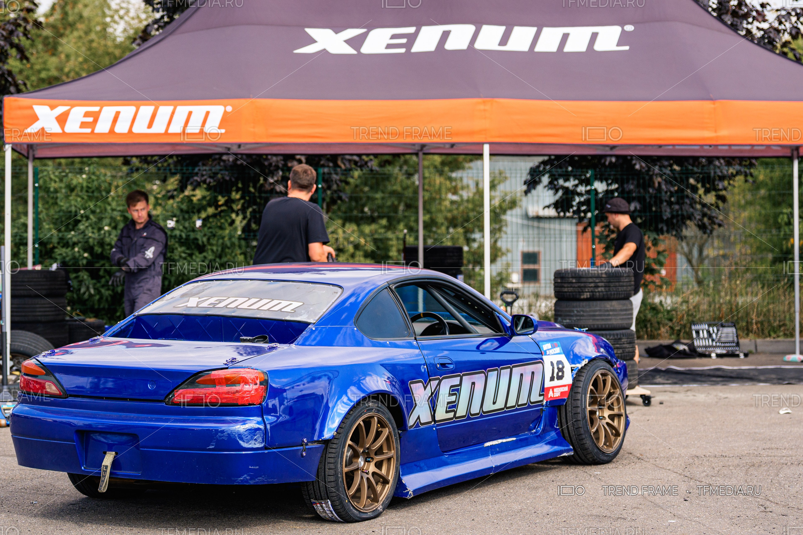 Сервисный бокс команды Xenum перед дрифт-заездом в Москве