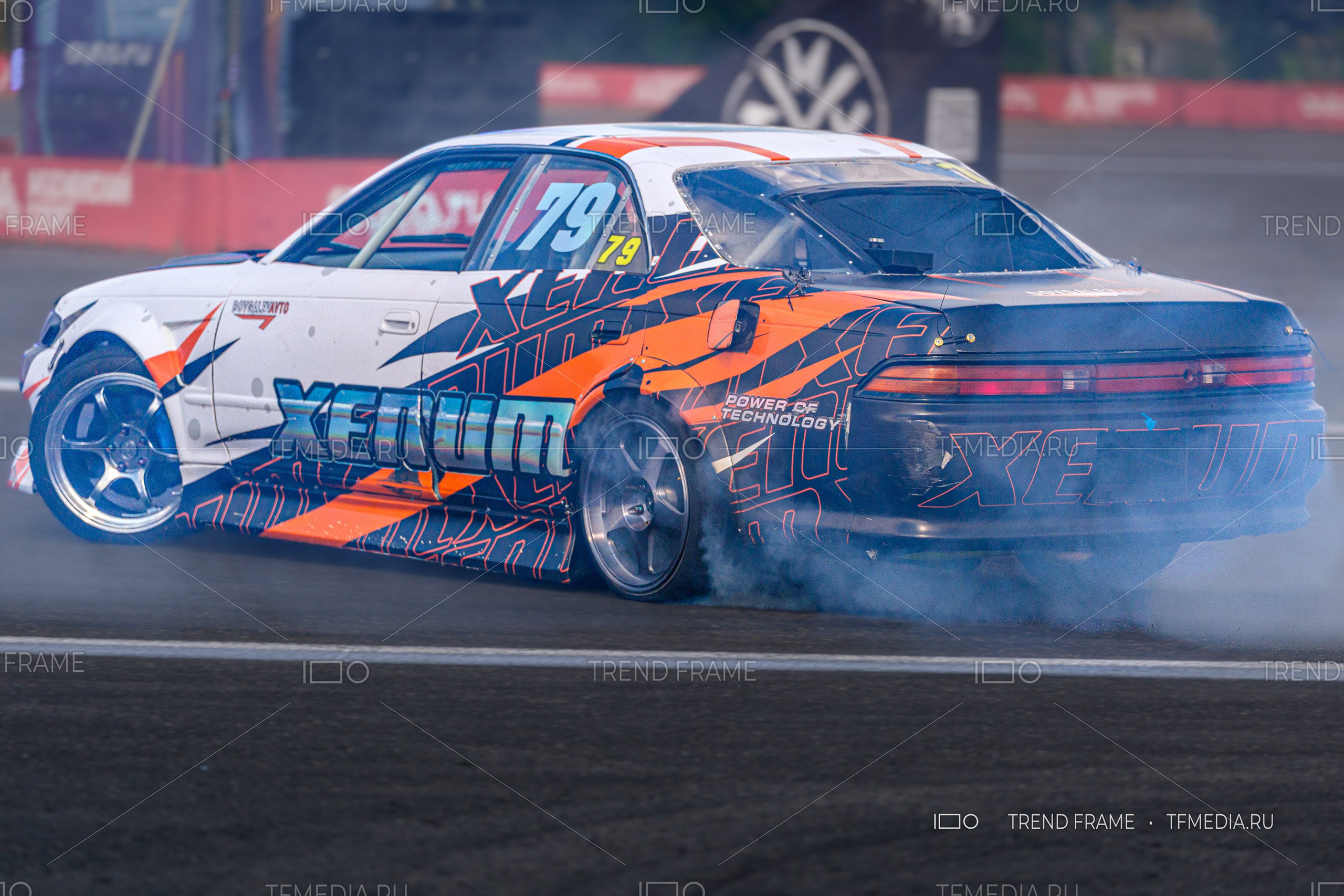 Дрифт Xenum — дым из-под колёс, вход в поворот на фестивале в Москве