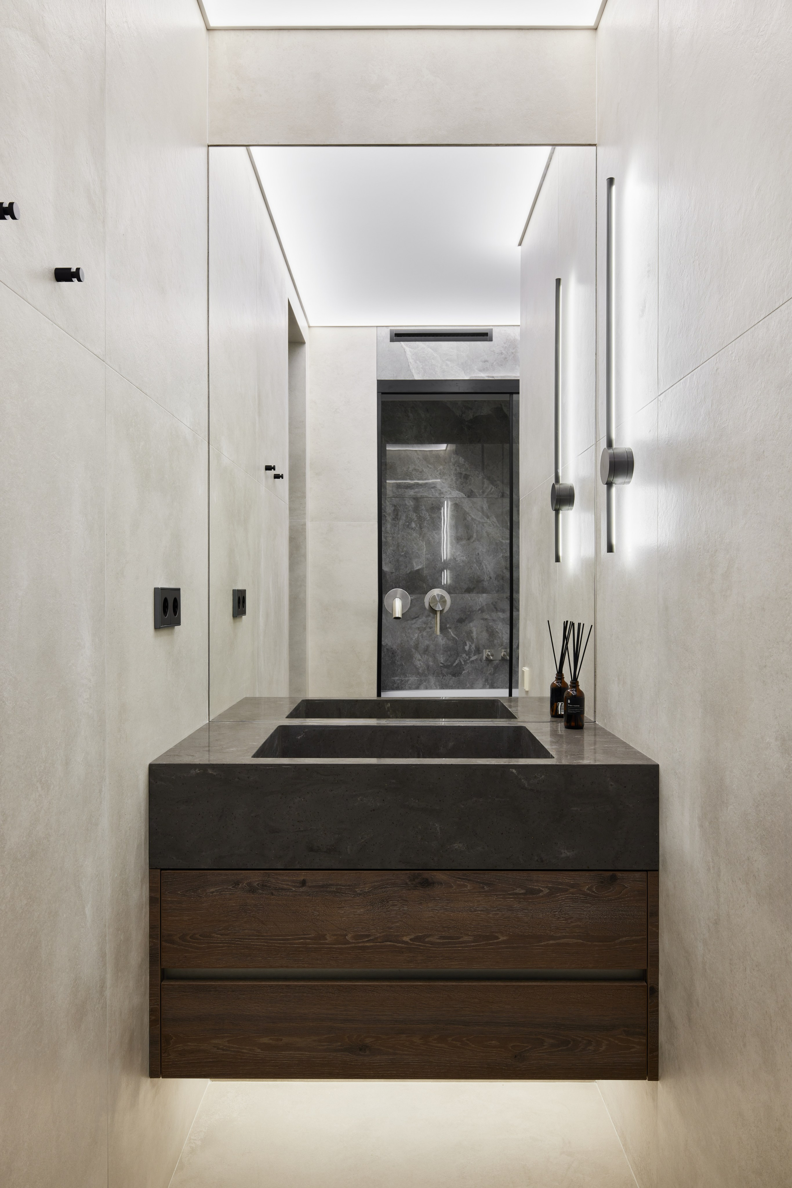 Интерьер спальни с санузлом и встроенным гардеробом. Лаконичное зонирование и индивидуальная мебель на заказ. Проект Ксении Новиковой (ksudsgn), СПб