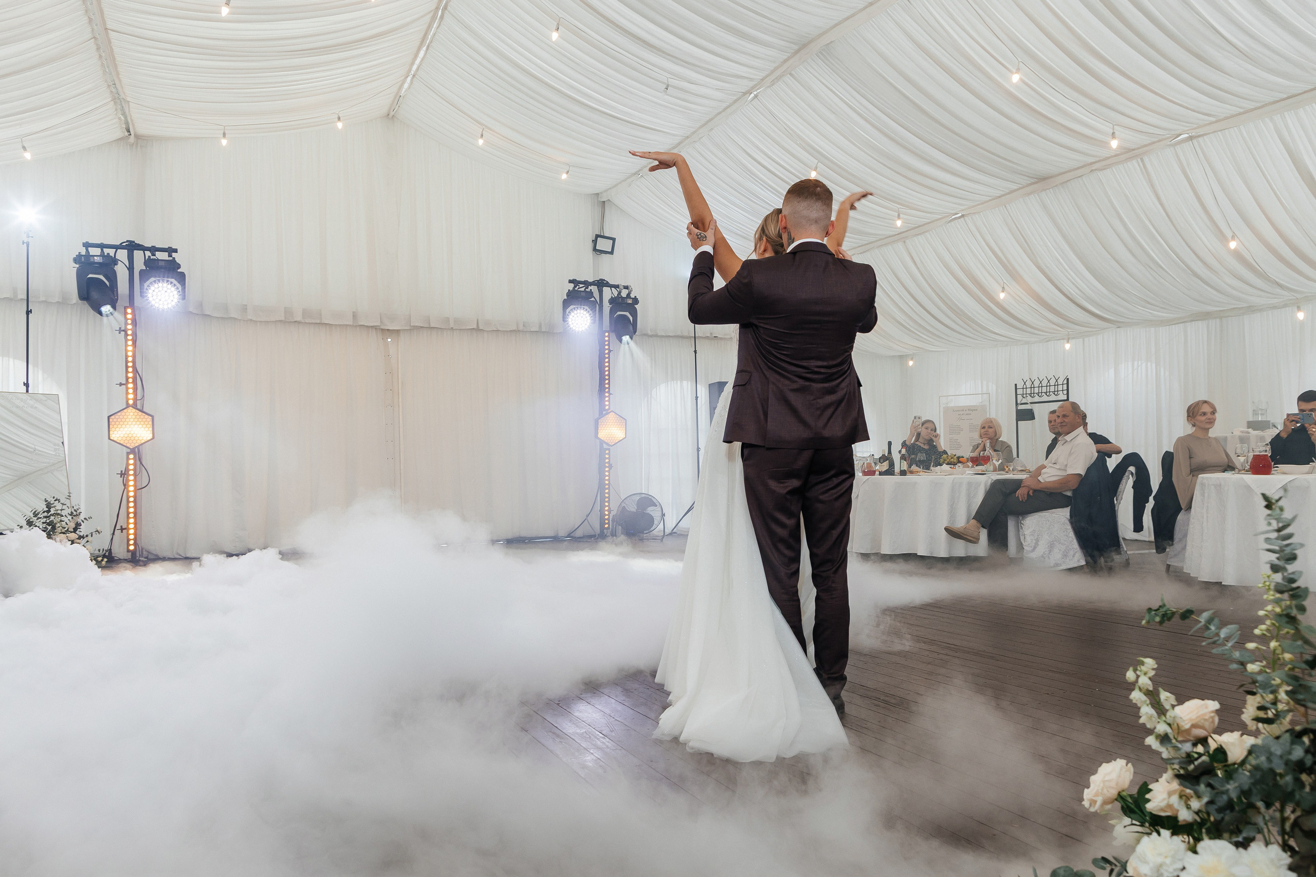 Красивая летняя свадьба в шатре. Олег Сверчков | Свадебный фотограф Вологда