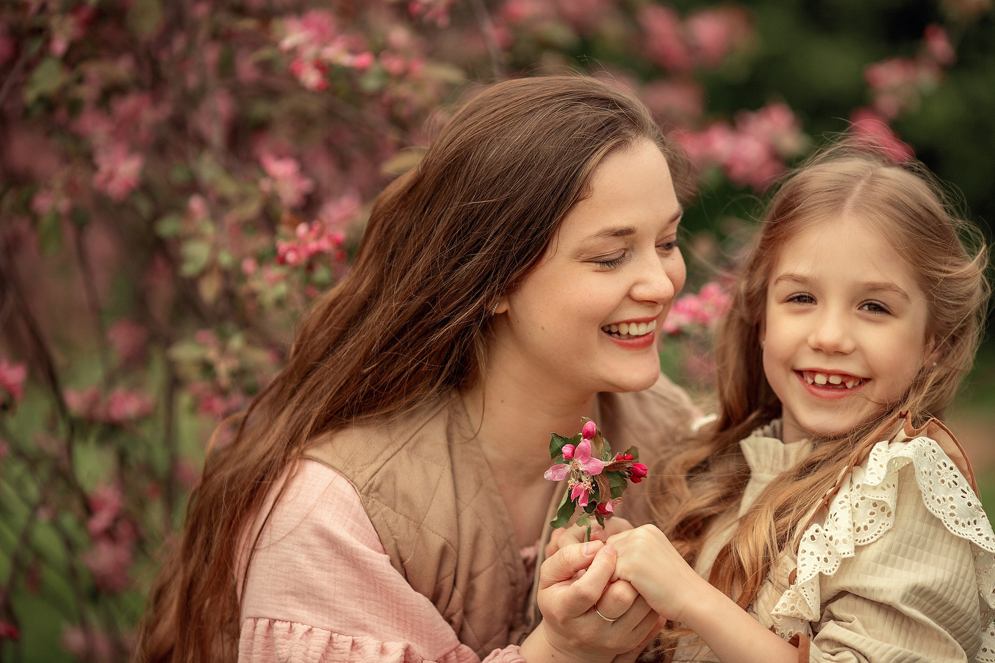 Искренняя семейная фотоистория в цветущем саду. Tatyana Nadezhdina Family photographer