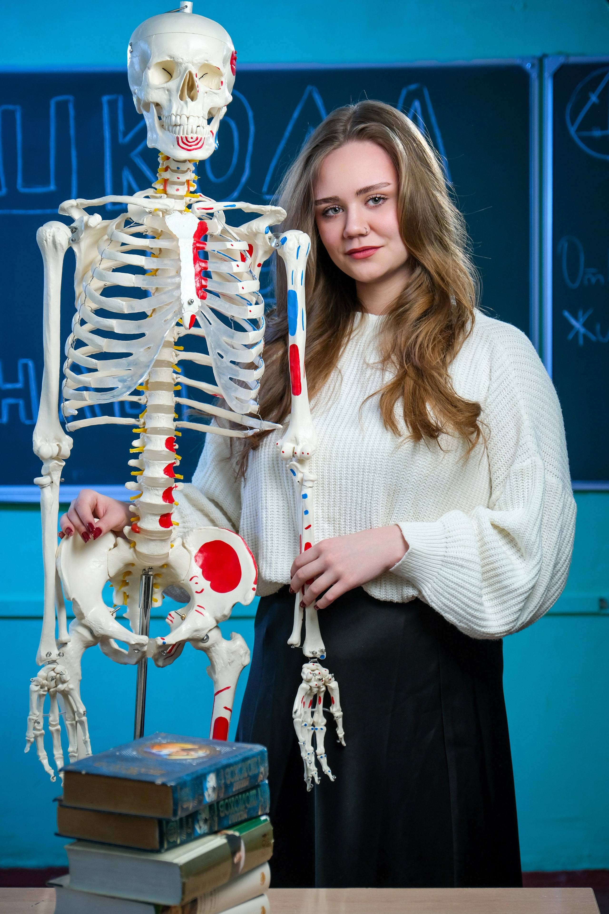 Женский портрет в школе для выпускного альбома