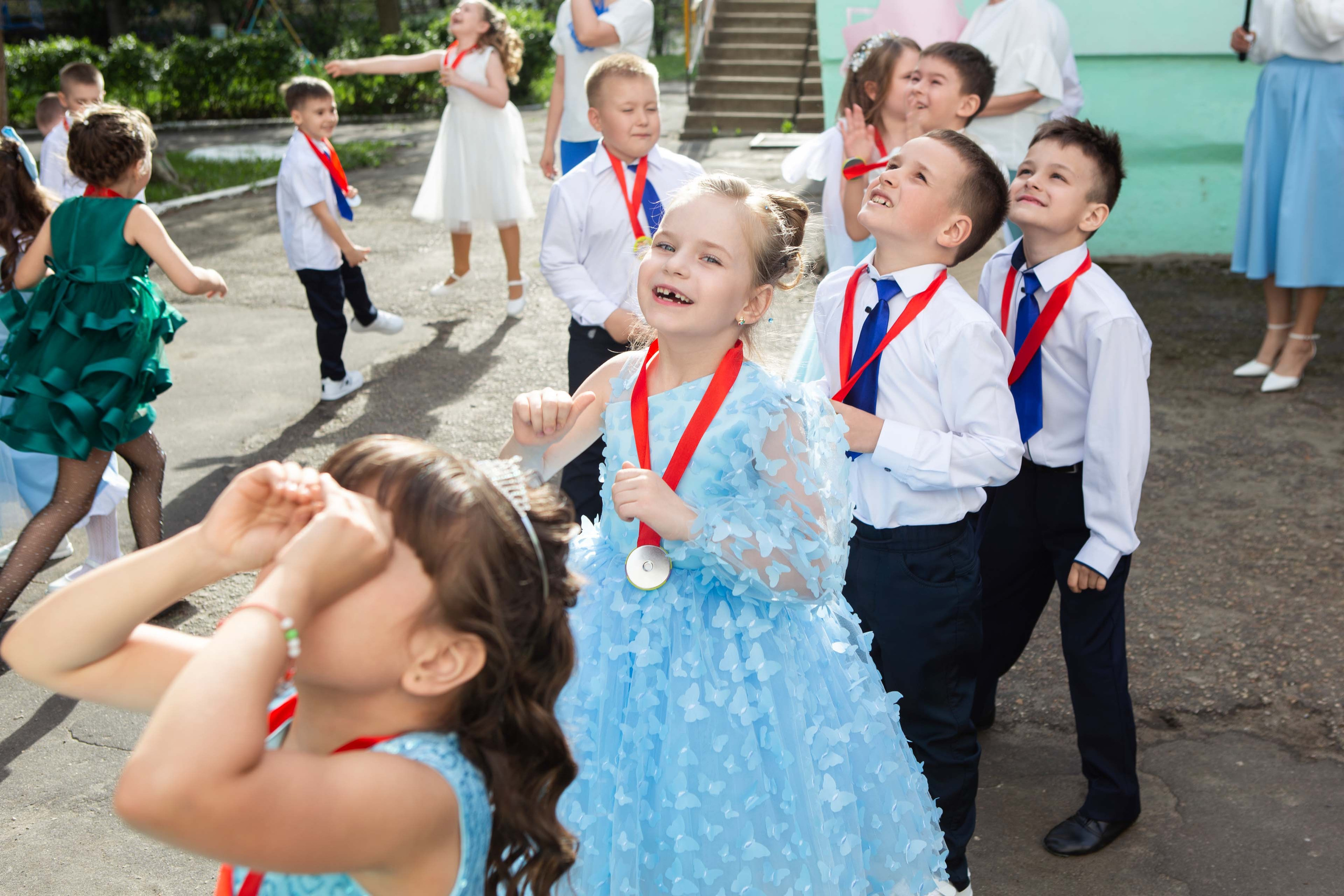 Николай Богатырев, фотограф, снимает выпускной в детском саду в Мценске, Орле и Орловской области, создавая яркие снимки для первоклассников.
