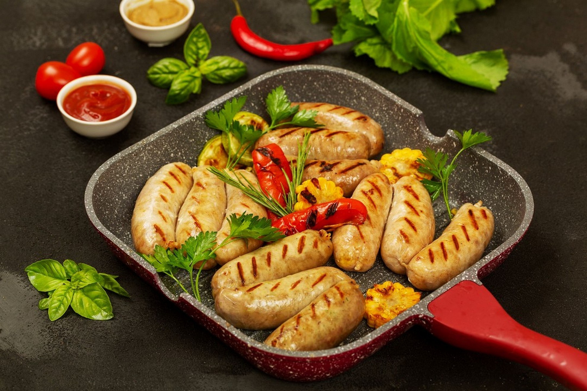 Фудфотосъемка колбасок гриль для сайта компании