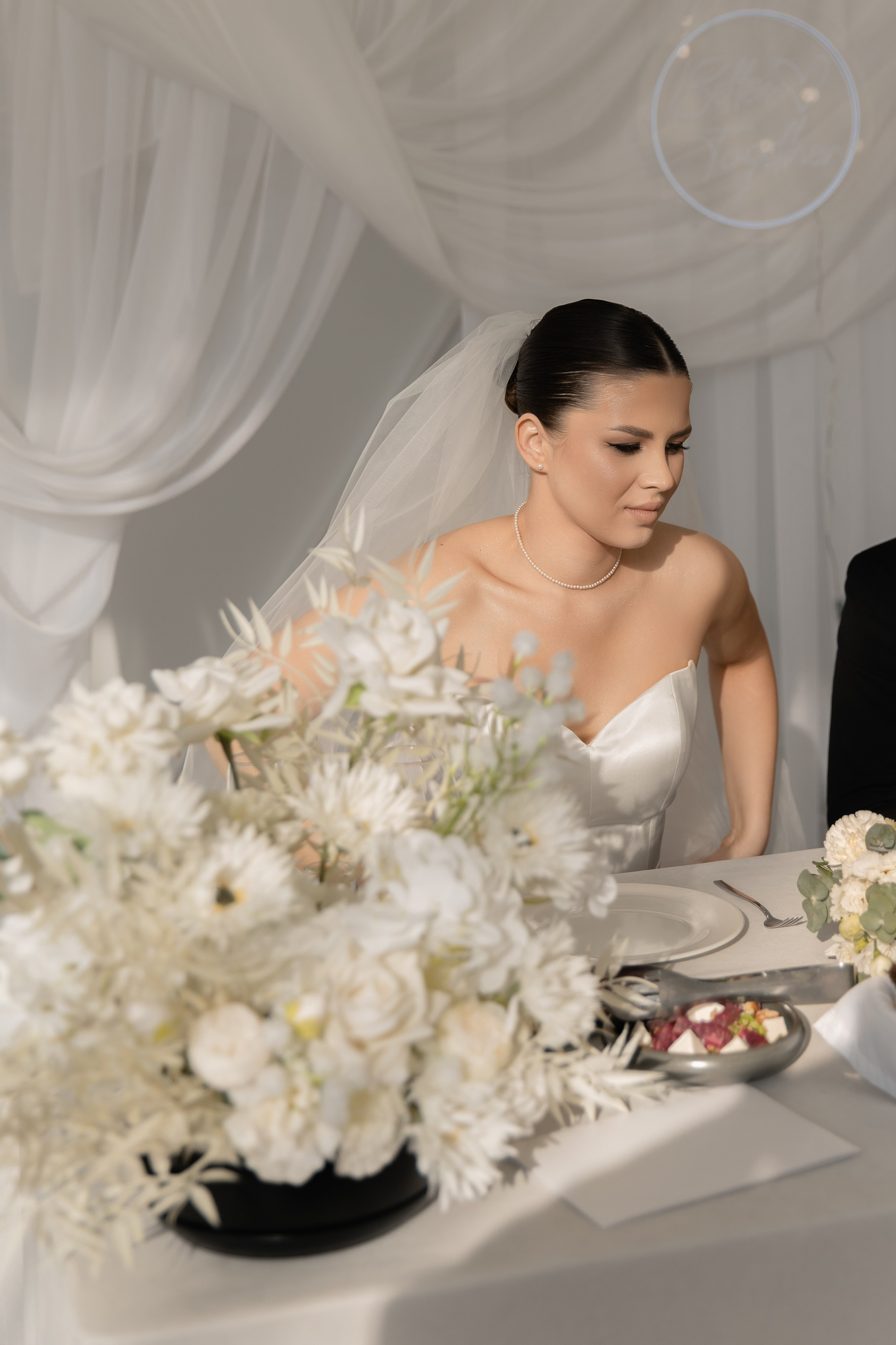 Я создаю профессиональные фотографии, которые сохраняют эмоции, детали и атмосферу вашего праздника. Свадебный фотограф во Владивостоке