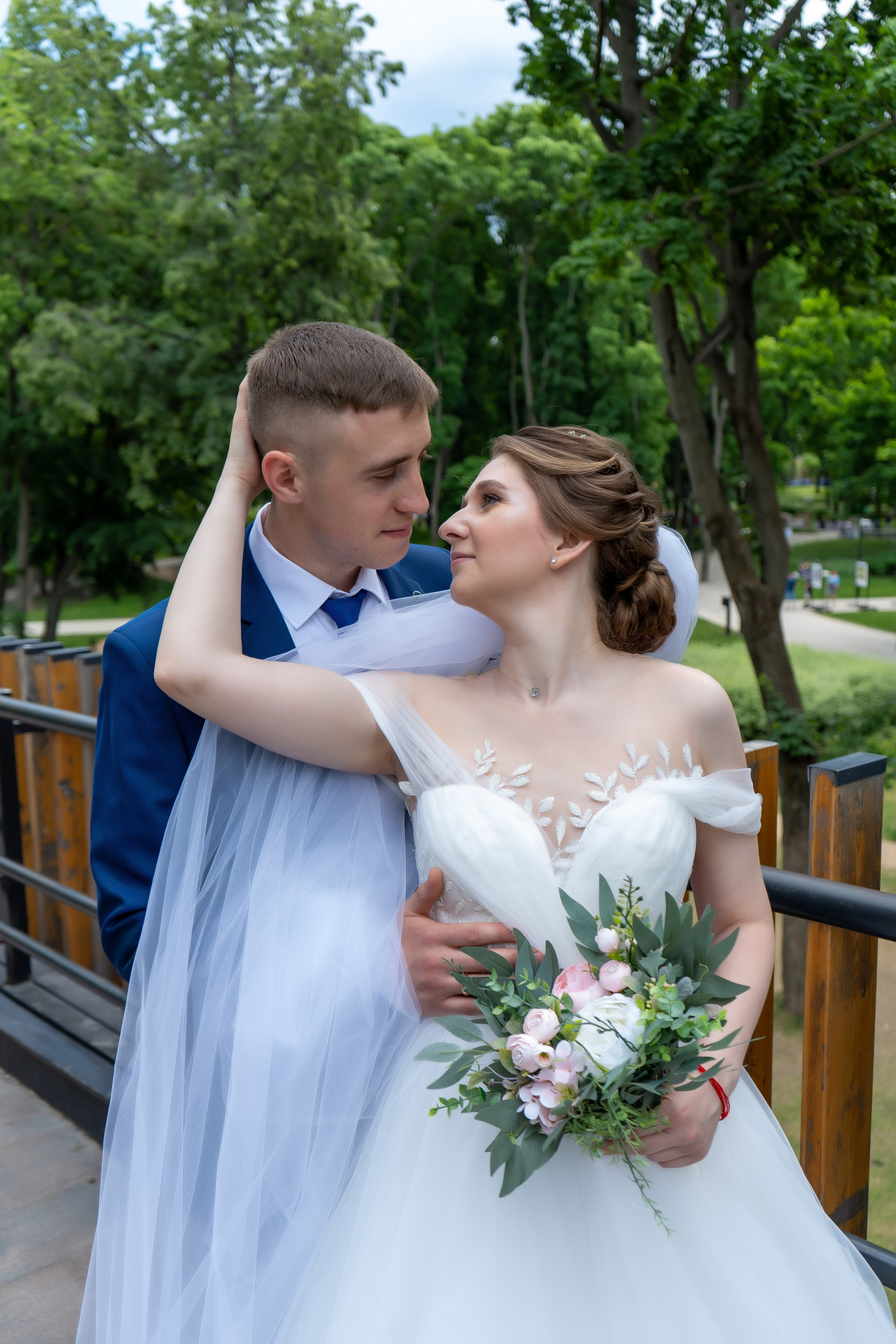 Жених и невеста в Воронеже в парке Орленок