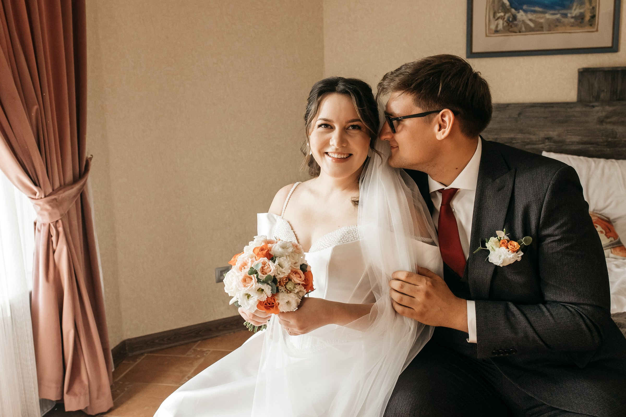 Смущение невесты утром в отеле в день свадьбы при встрече с женихом.