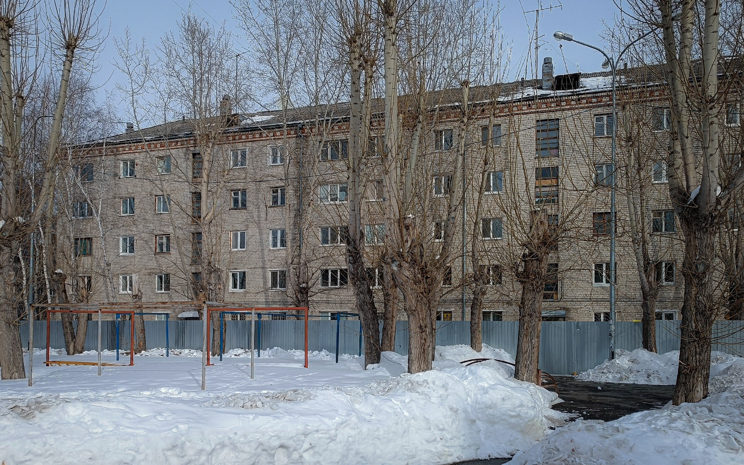 Расселено и ожидает сноса очередное общежитие в Тюмени