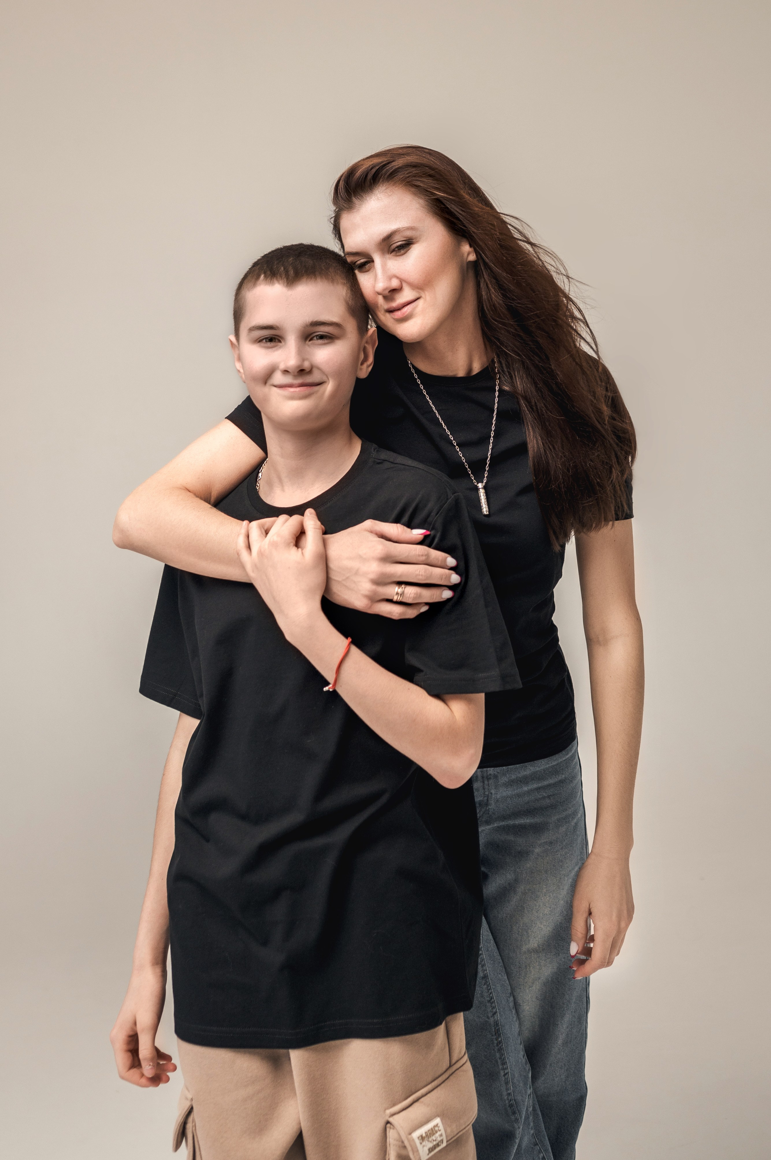 Семейная студийная фотосессия, мама и сын