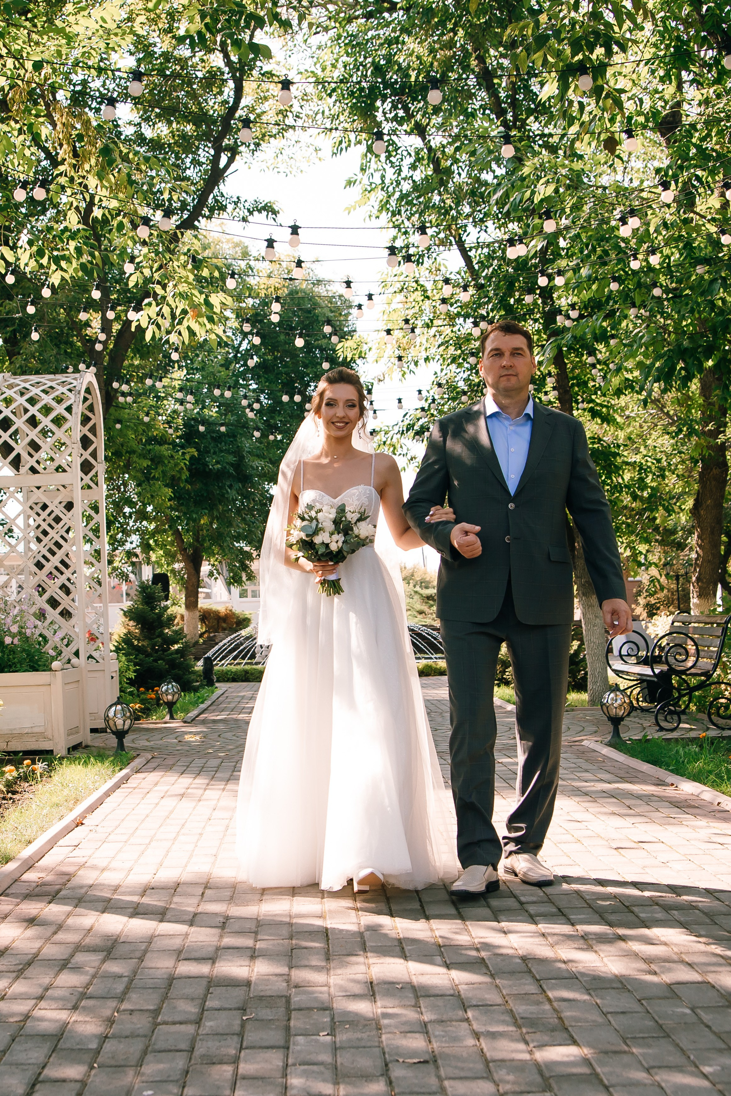 Папа ведёт невесту на выездной церемонии на природе