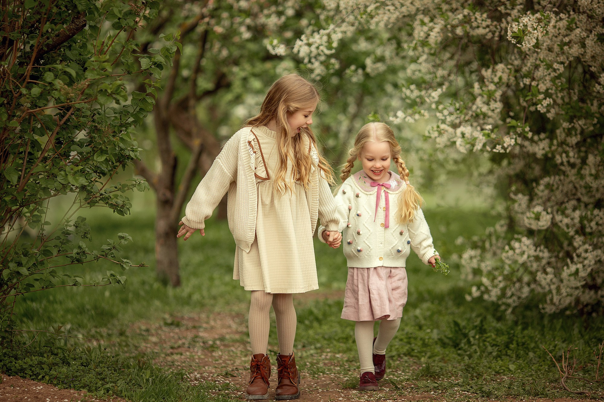 Искренняя семейная фотоистория в цветущем саду. Tatyana Nadezhdina Family photographer