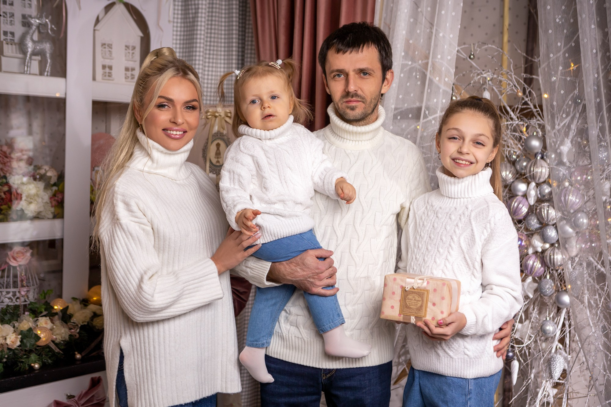 Семейная новогодняя фотосессия. Фотограф в Оренбурге. Профессиональный фотограф