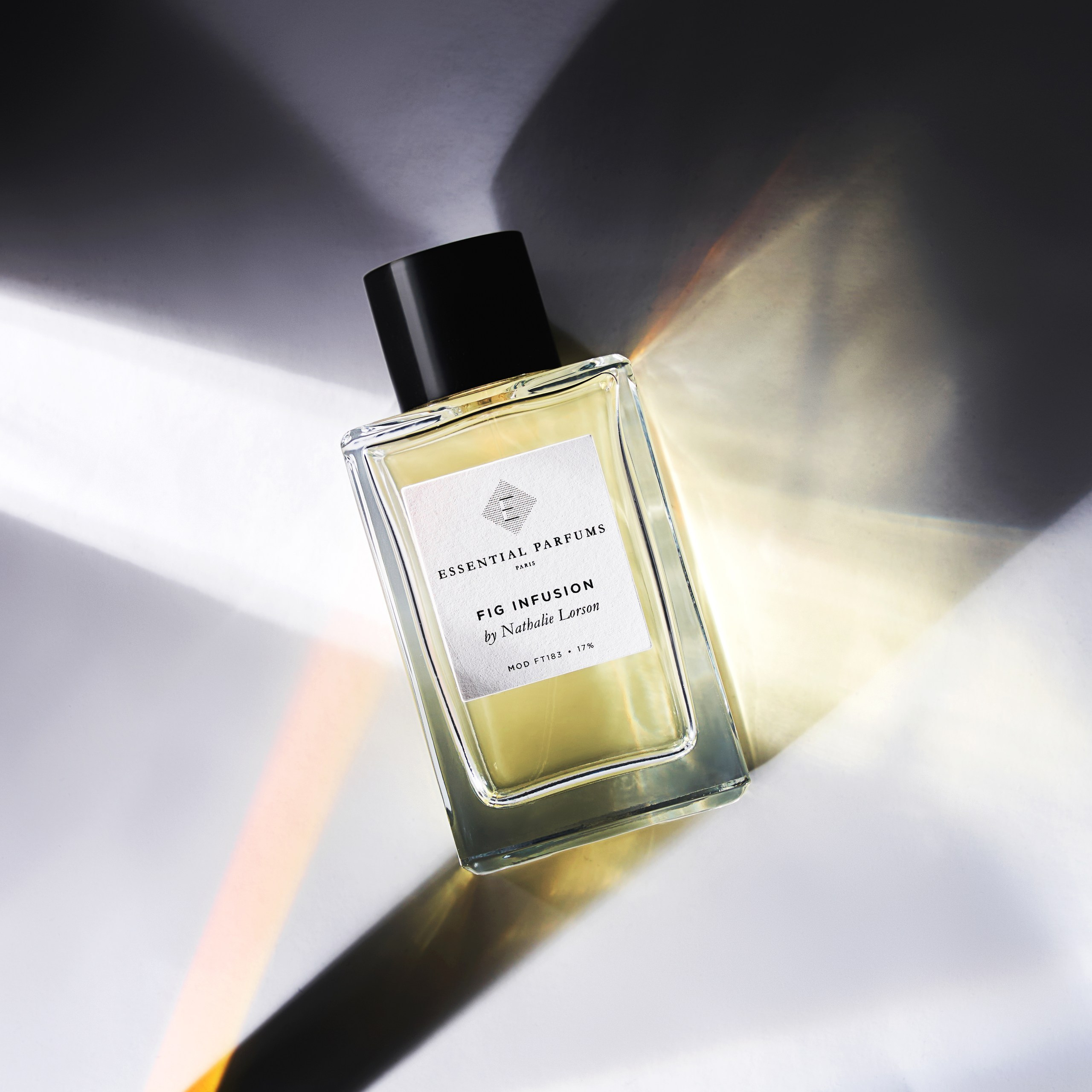 Съемка духов для парфюмерного магазина с низком ключе