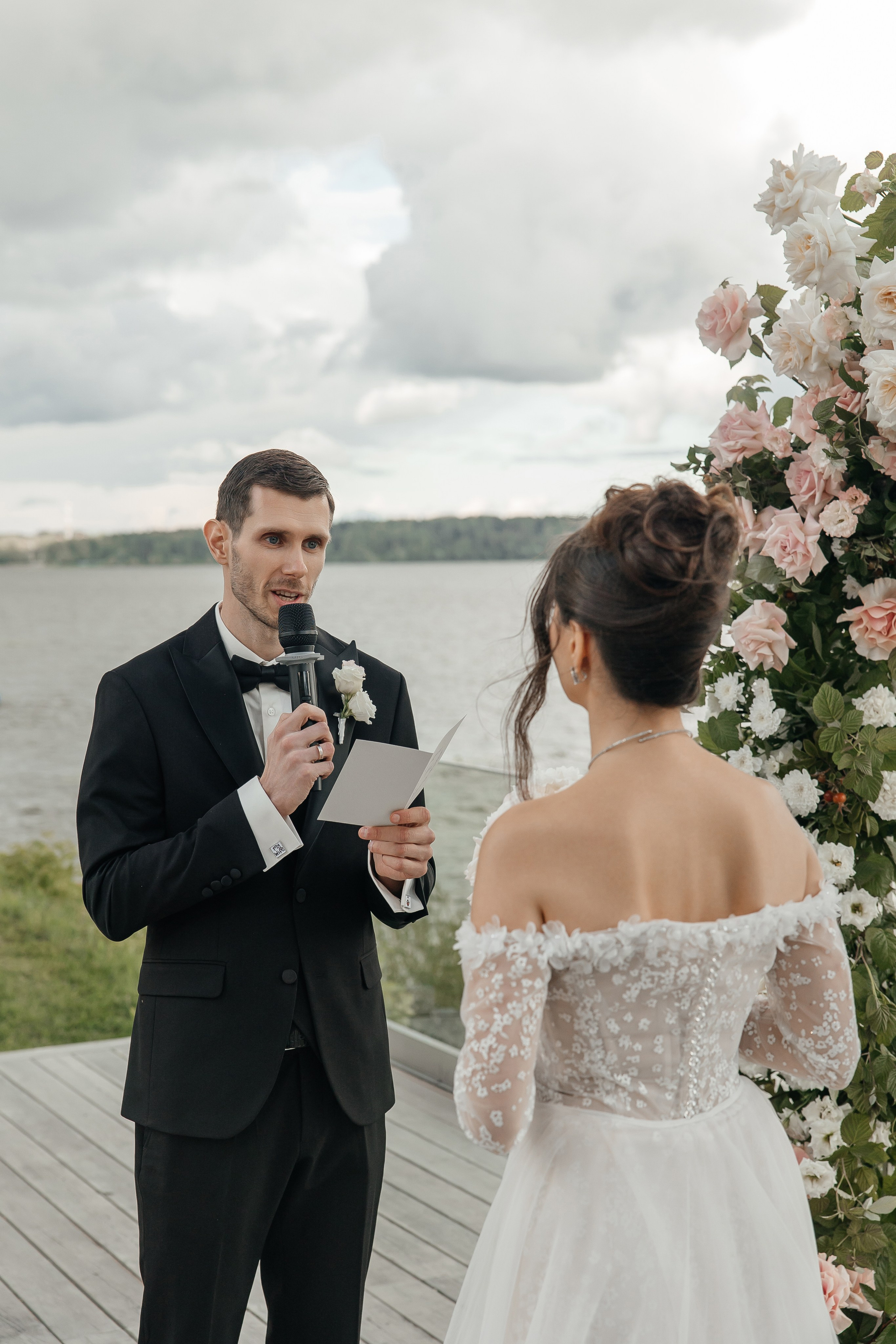 Свадьба на площадке THE SUN LAKE VERANDA на озере Сенеж Солнечногорск