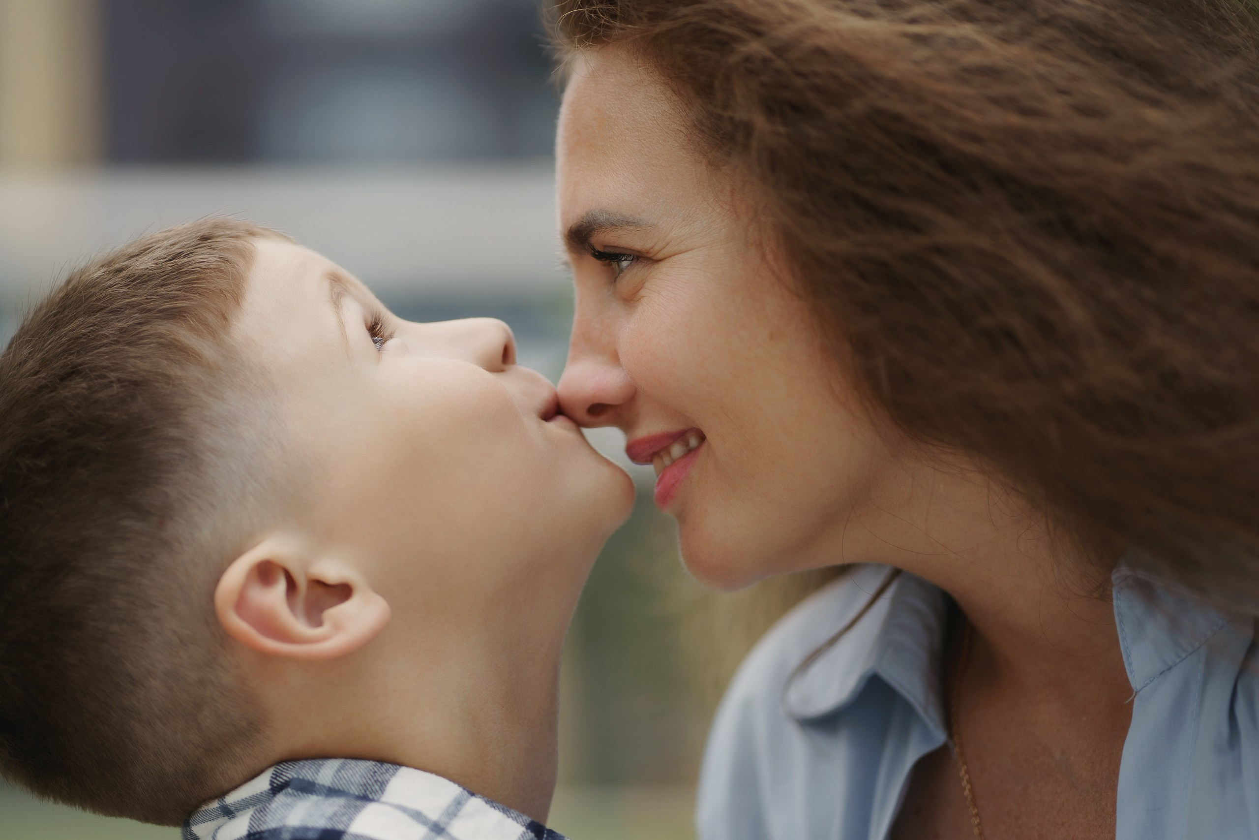 Семейная фотография. Сын целует маму