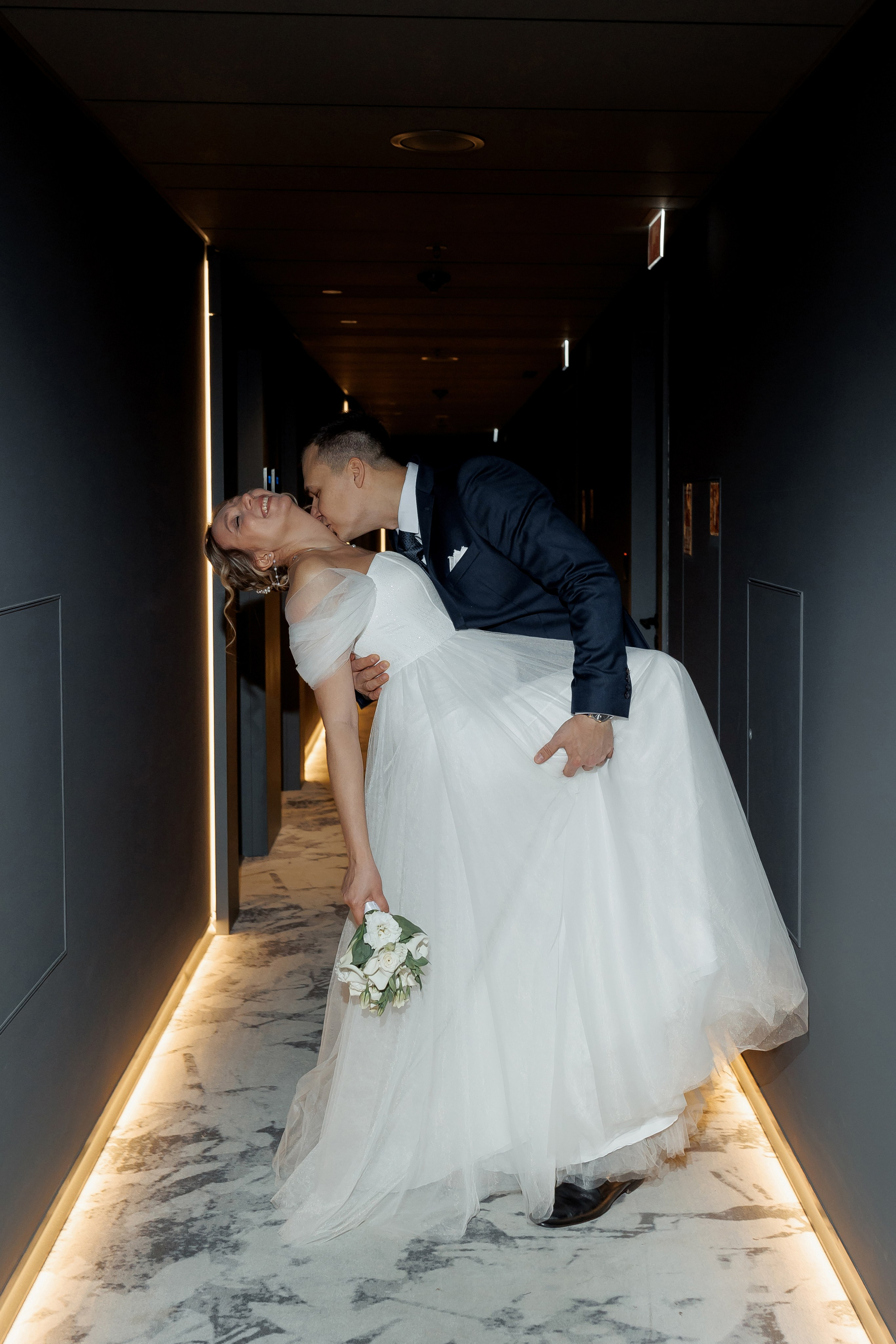 Свадебная фотосессия в отеле Movenpick Moscow Taganskaya. Свадебный фотограф в Москве Дарья Олендарёва