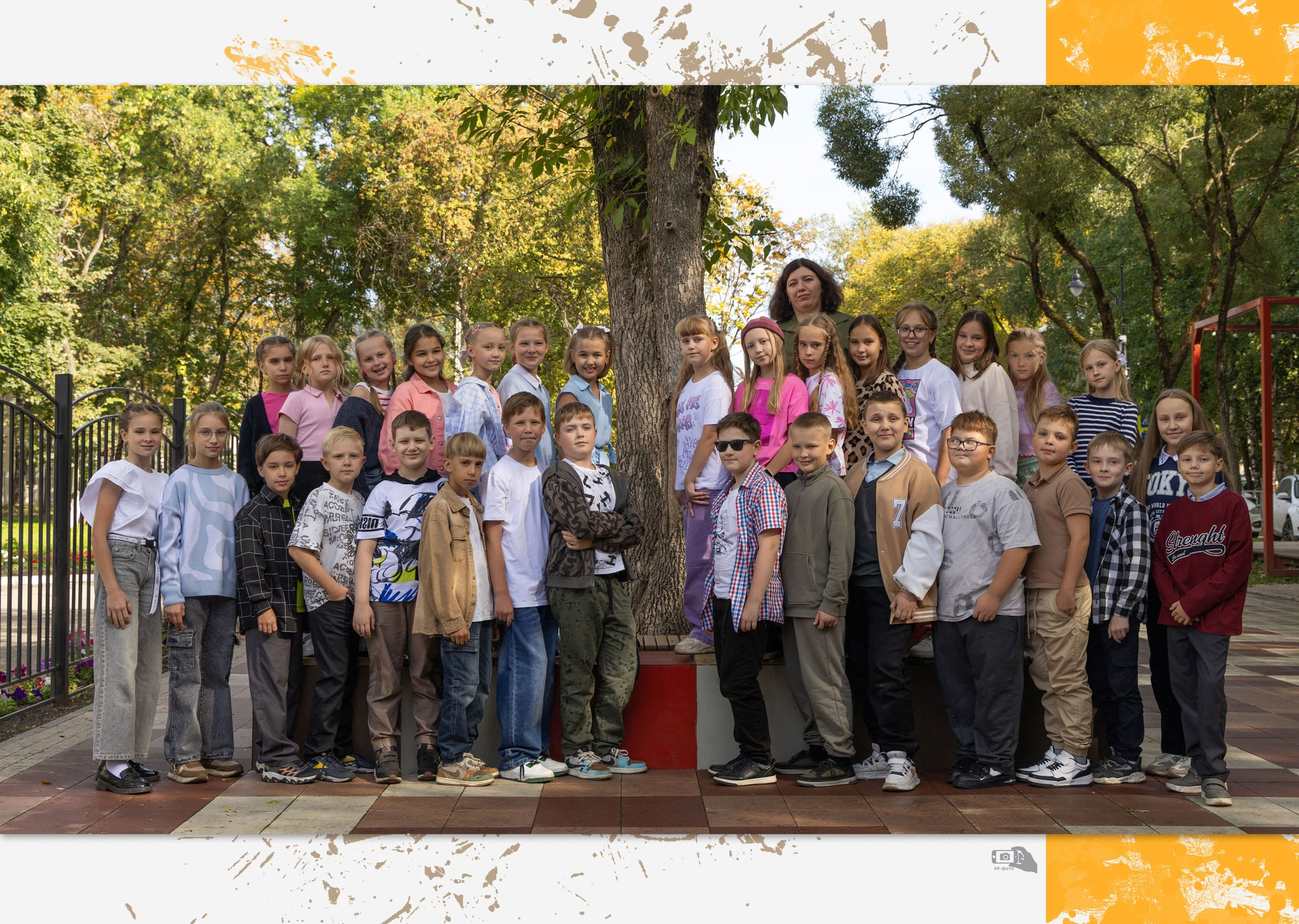 Общее фото выпускников 4 класса на природе.