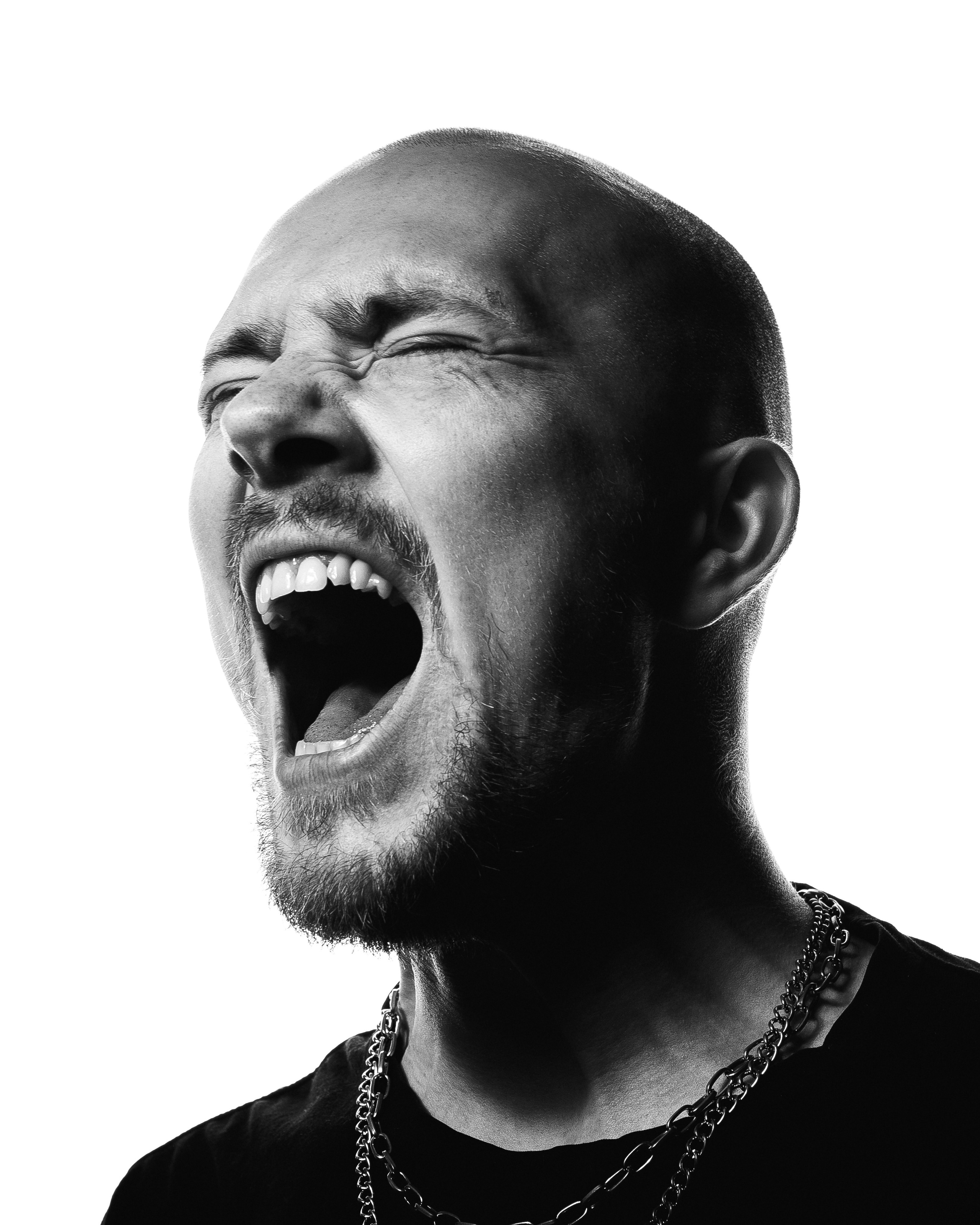 Фотограф Роман Романов — чувственный и эмоциональный мужской черно-белый портрет. Парень кричит на фото