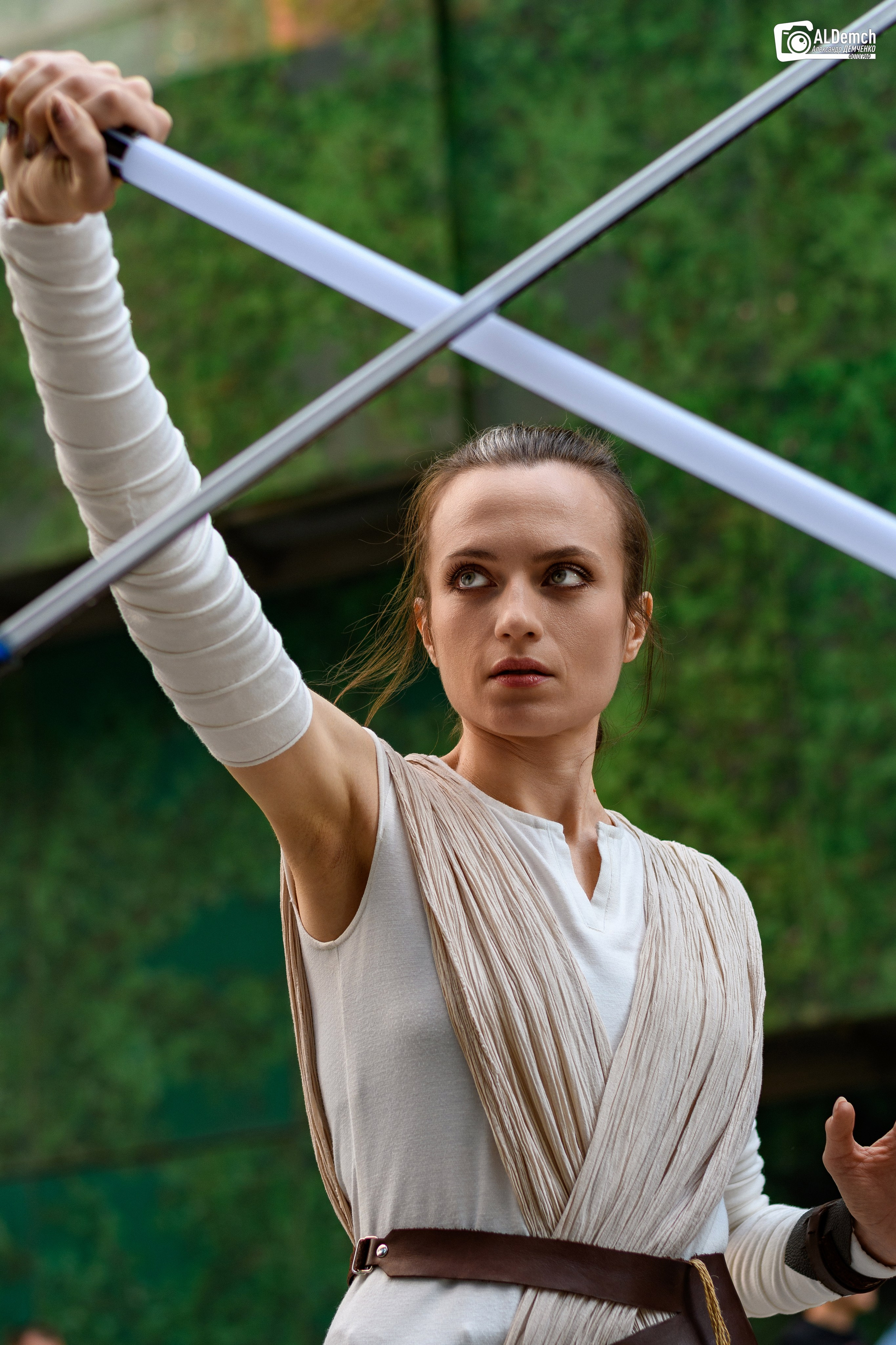 Рей против Мандалорца по звёздным войнам косплей фотосессия