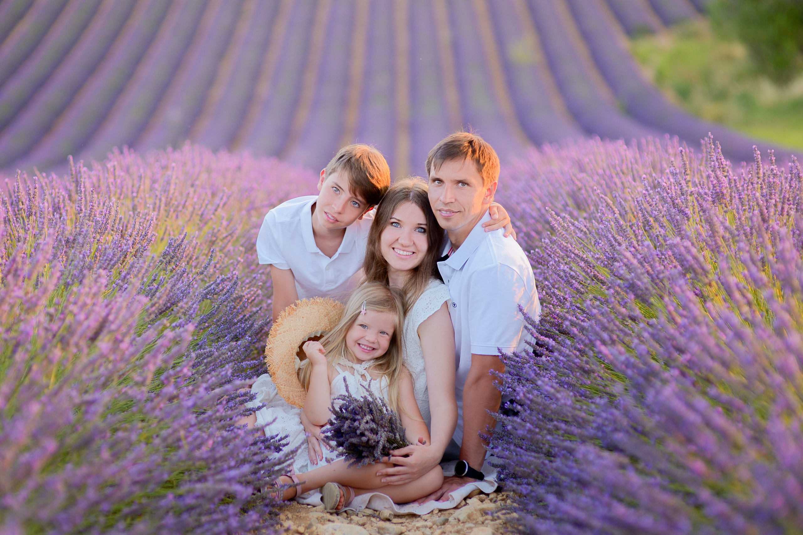 Séances photo dans les champs de lavande 2026. Photographer in Provence Julia Lipiainen