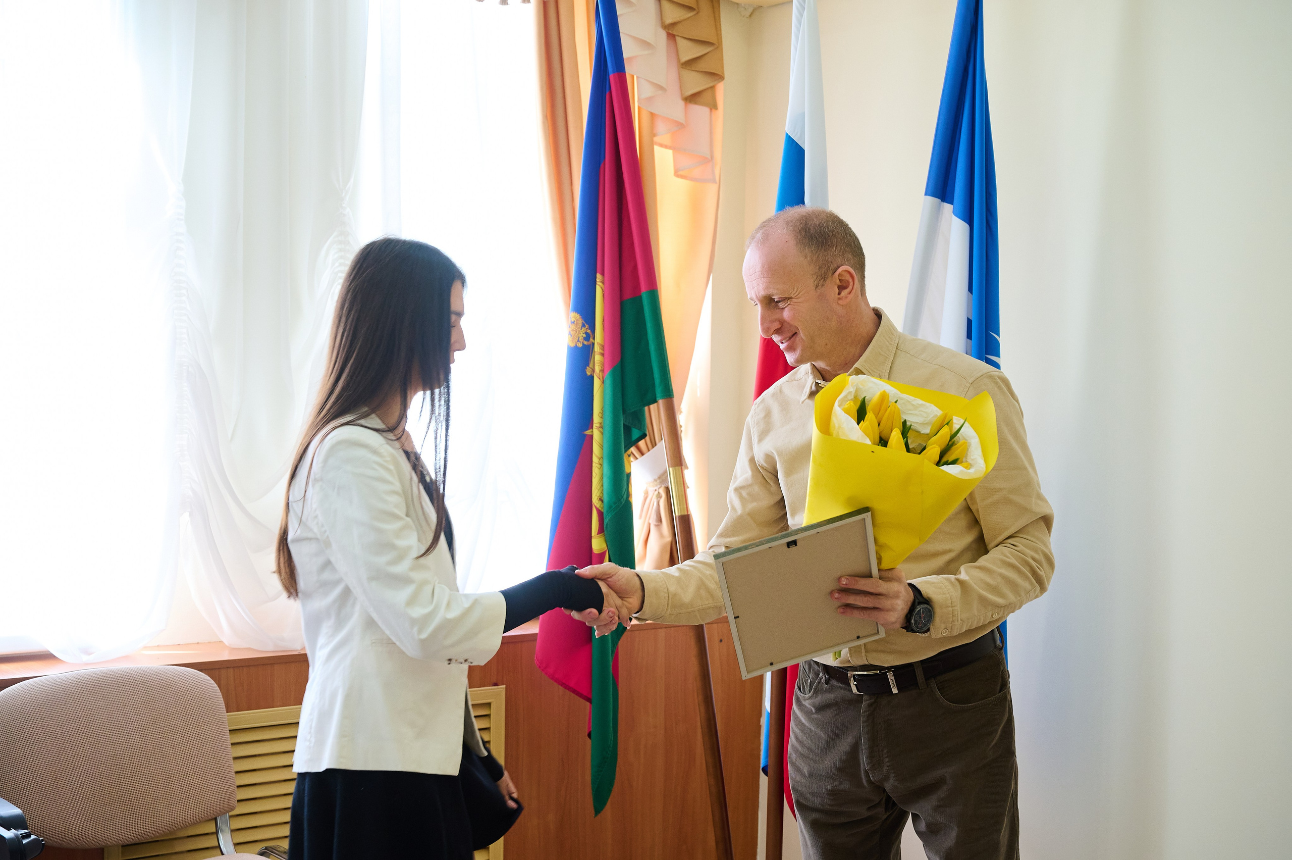 Поздравления девочкам Кабардинки от Главы округа Кялова Г.Е. Жизнь курорта Кабардинка в фотографиях