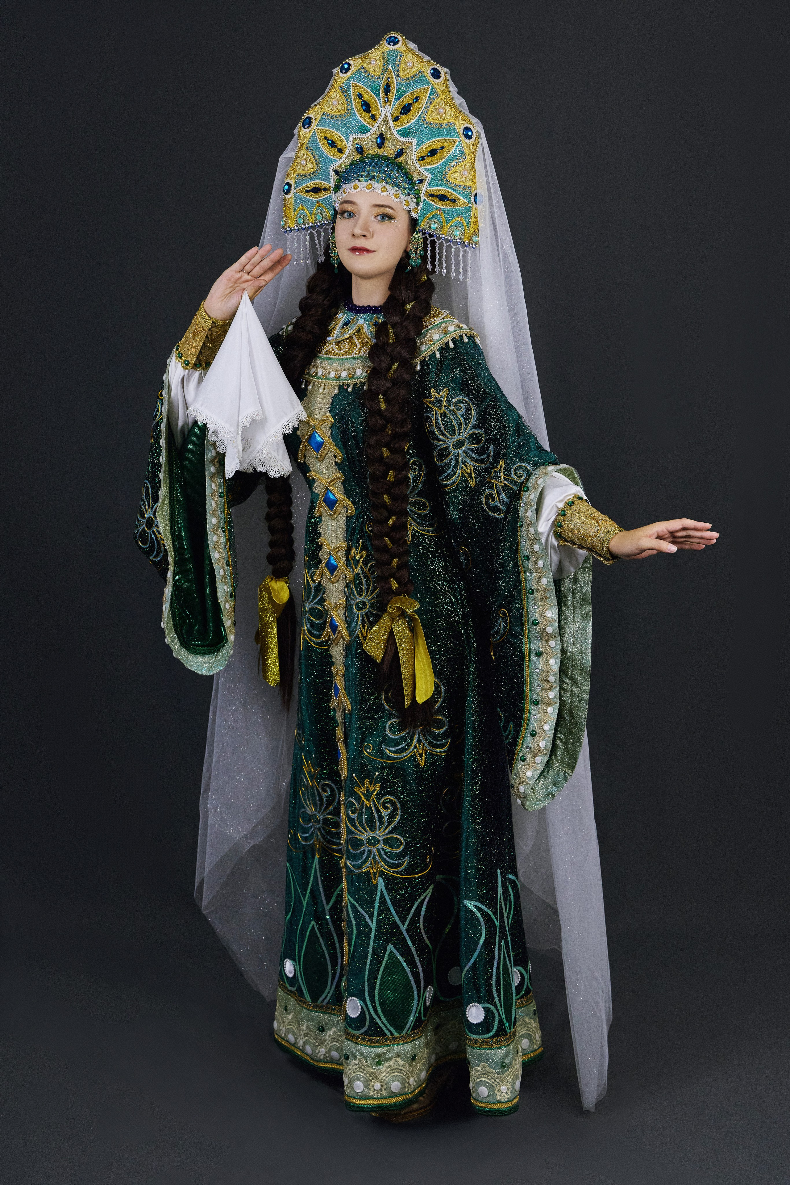 Василиса — косплей на сером фоне по фандому "Царевна-лягушка". Автор - косплей фотограф в Находке Олег Мороз