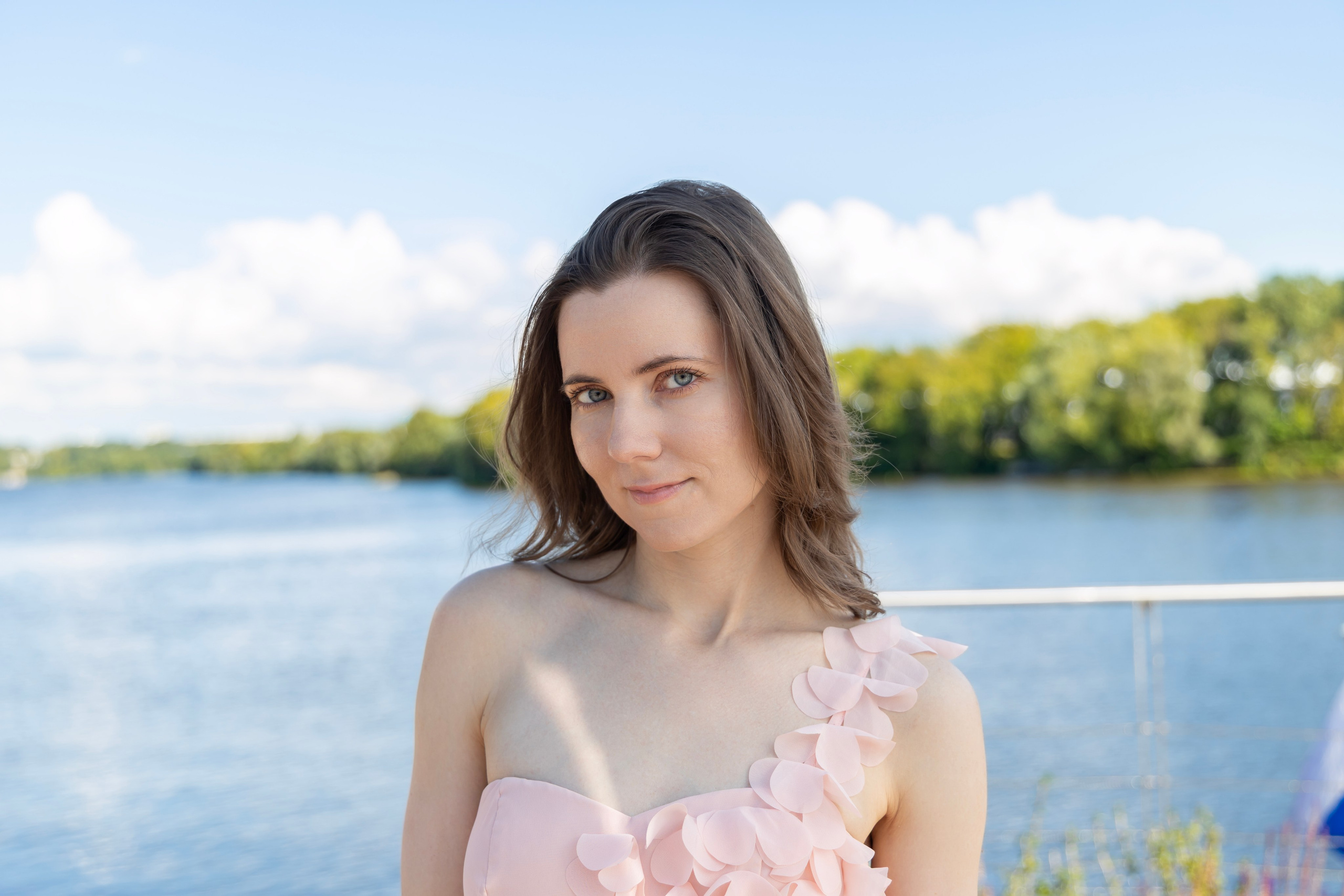 Фотосессия на новой набережной Коломенского: нежность, цветы и вдохновение. Репортажный, семейный и студийный фотограф в Москве Демин Алексей