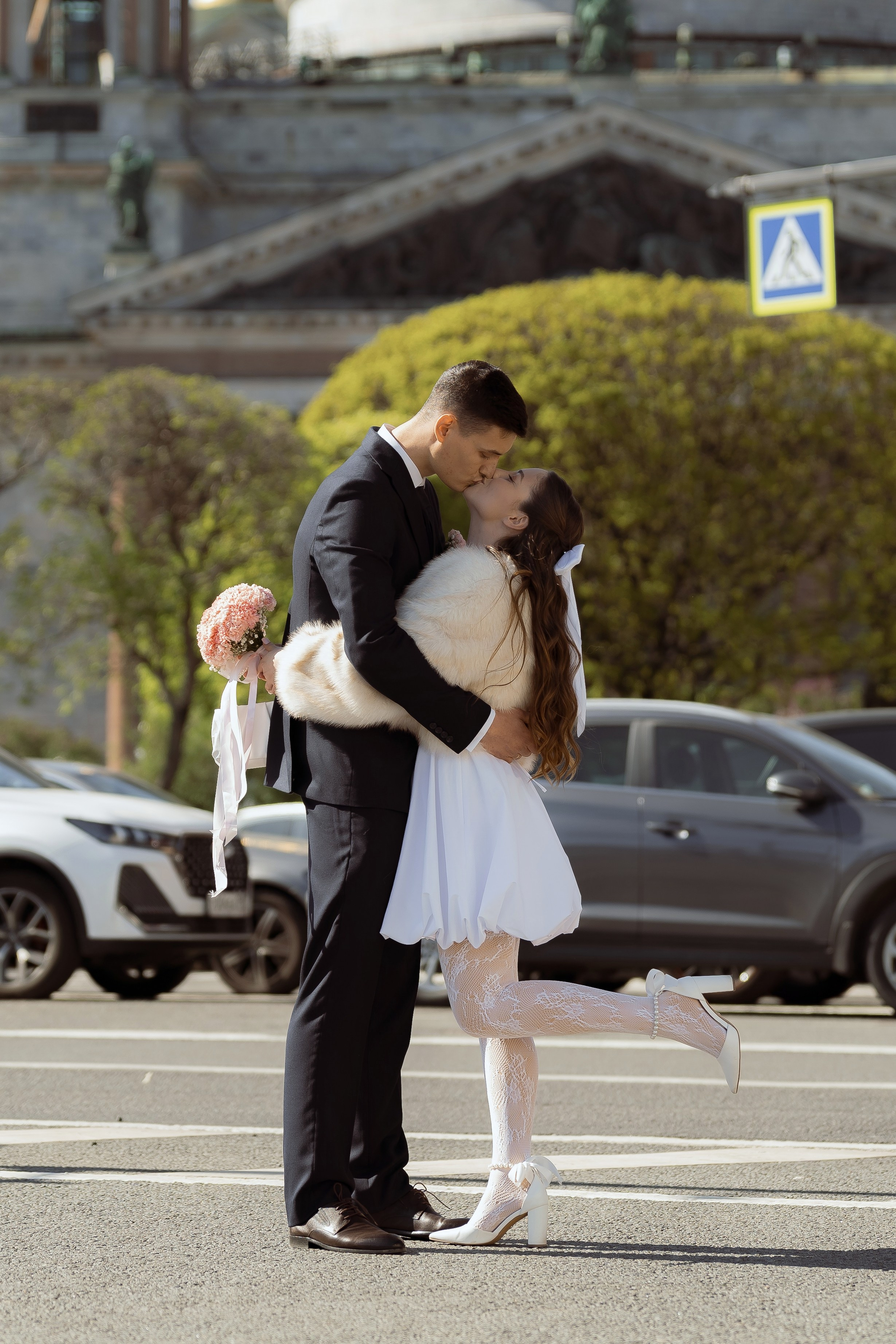 Кадр с поцелуем на фоне Исаакия, свадебная фотосессия в центре СПб