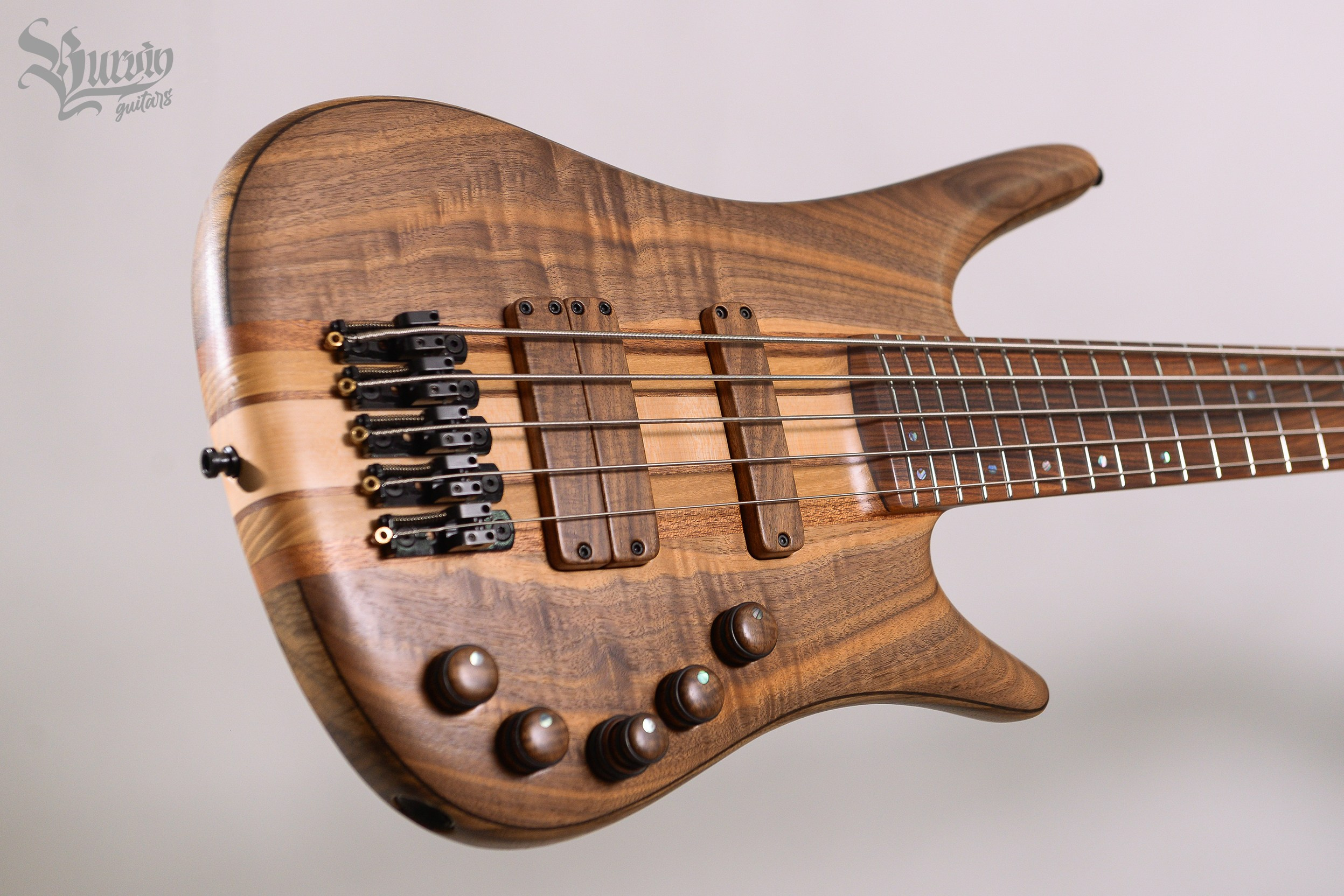 026 ACULA. Master of making guitars and basses to order