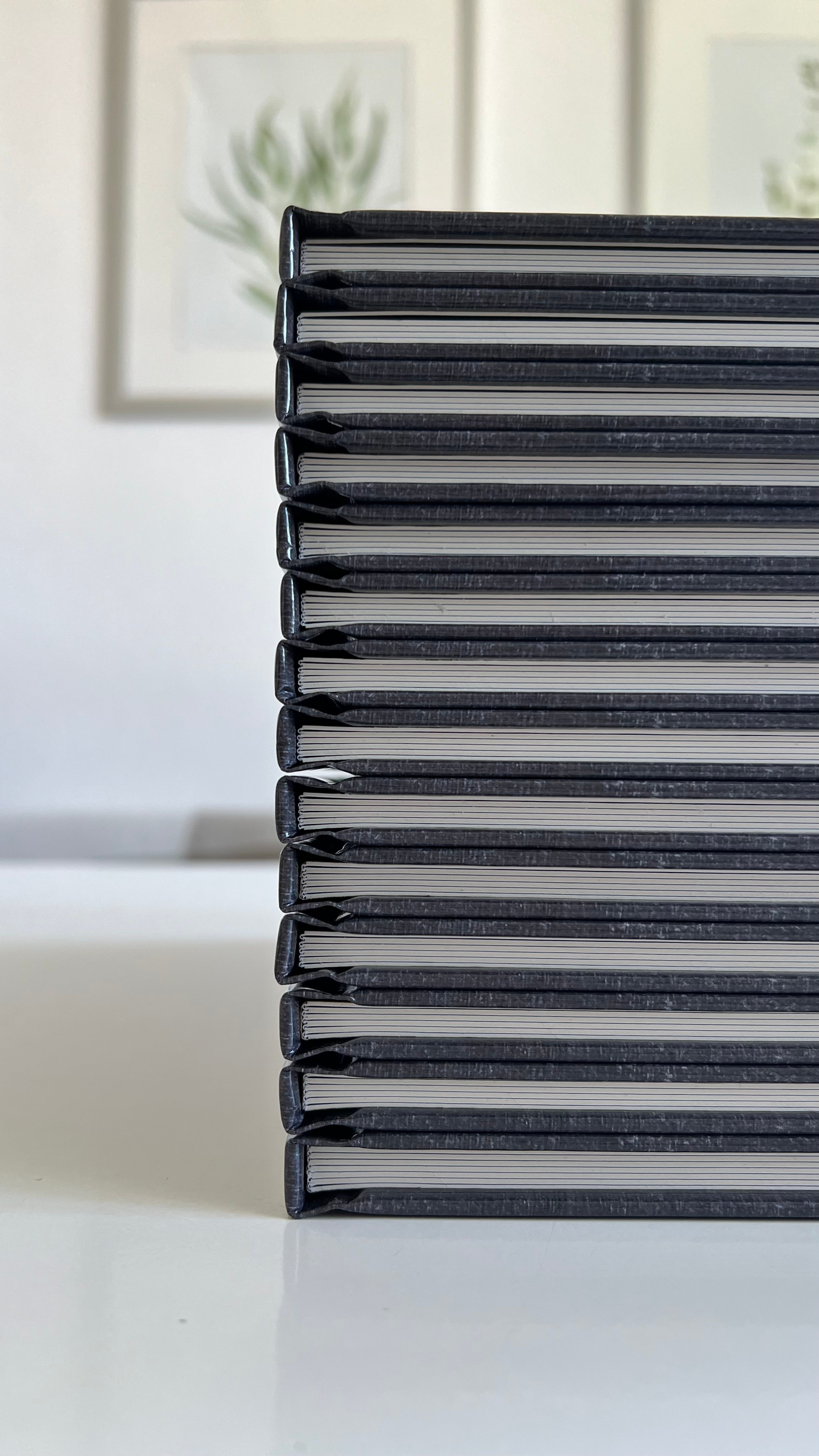 Страницы - плотные. Толщина страниц - 0,8 мм