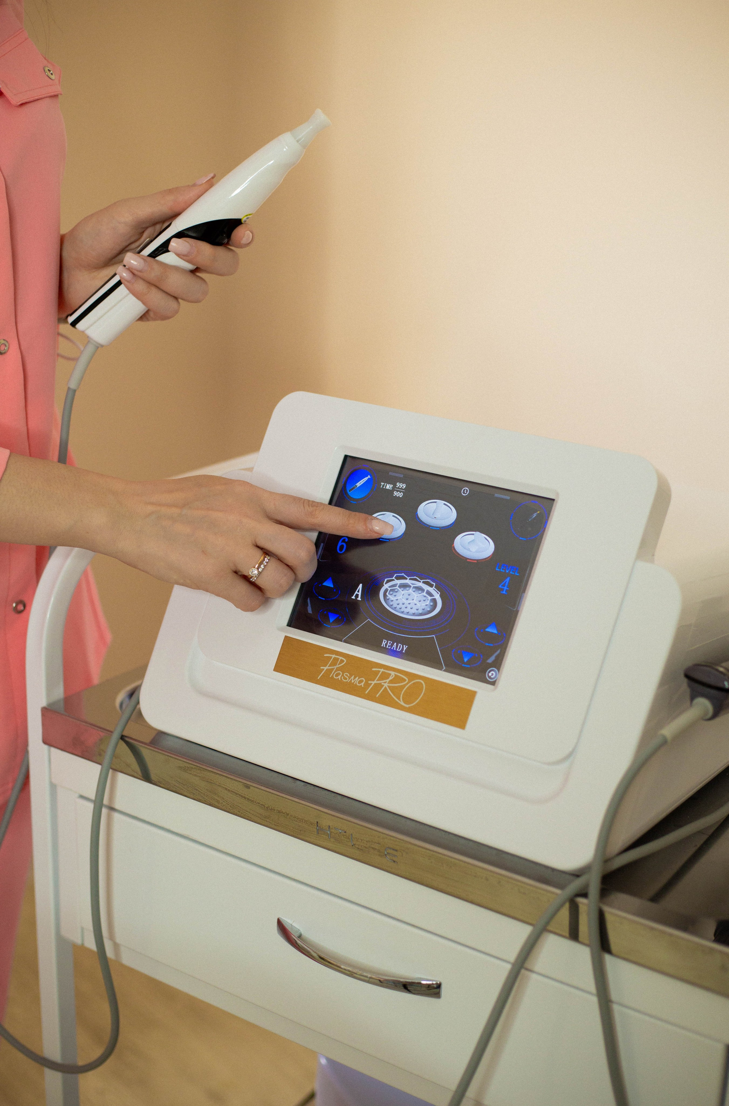 Мастер по холодной плазме. Фотограф Мария Волкова