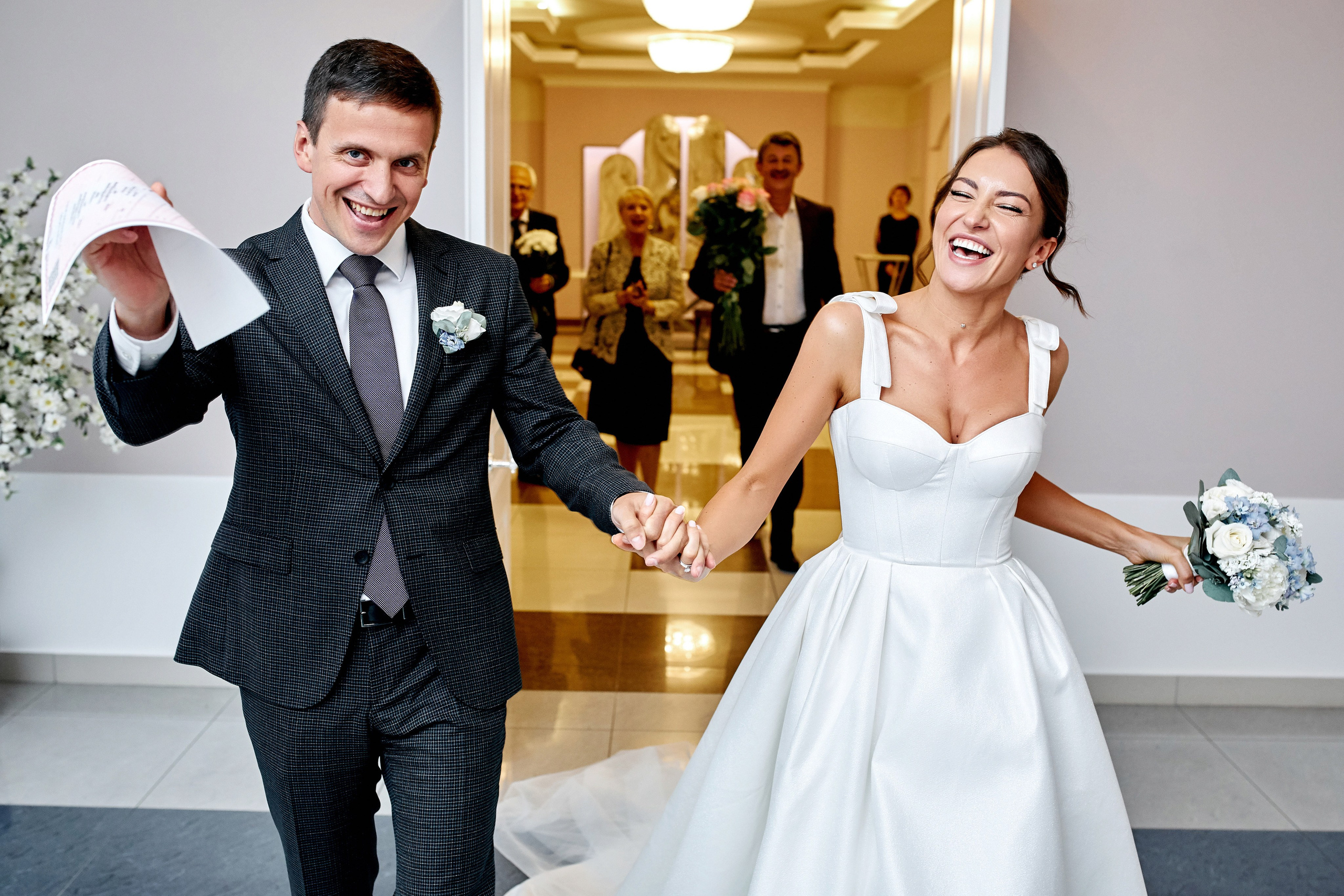 Снимки регистрации брака в ЗАГСах и дворцах бракосочетания от профессионального фотографа. Настоящие, живые фотографии, которые сохранят память об этом знаменательном событии.