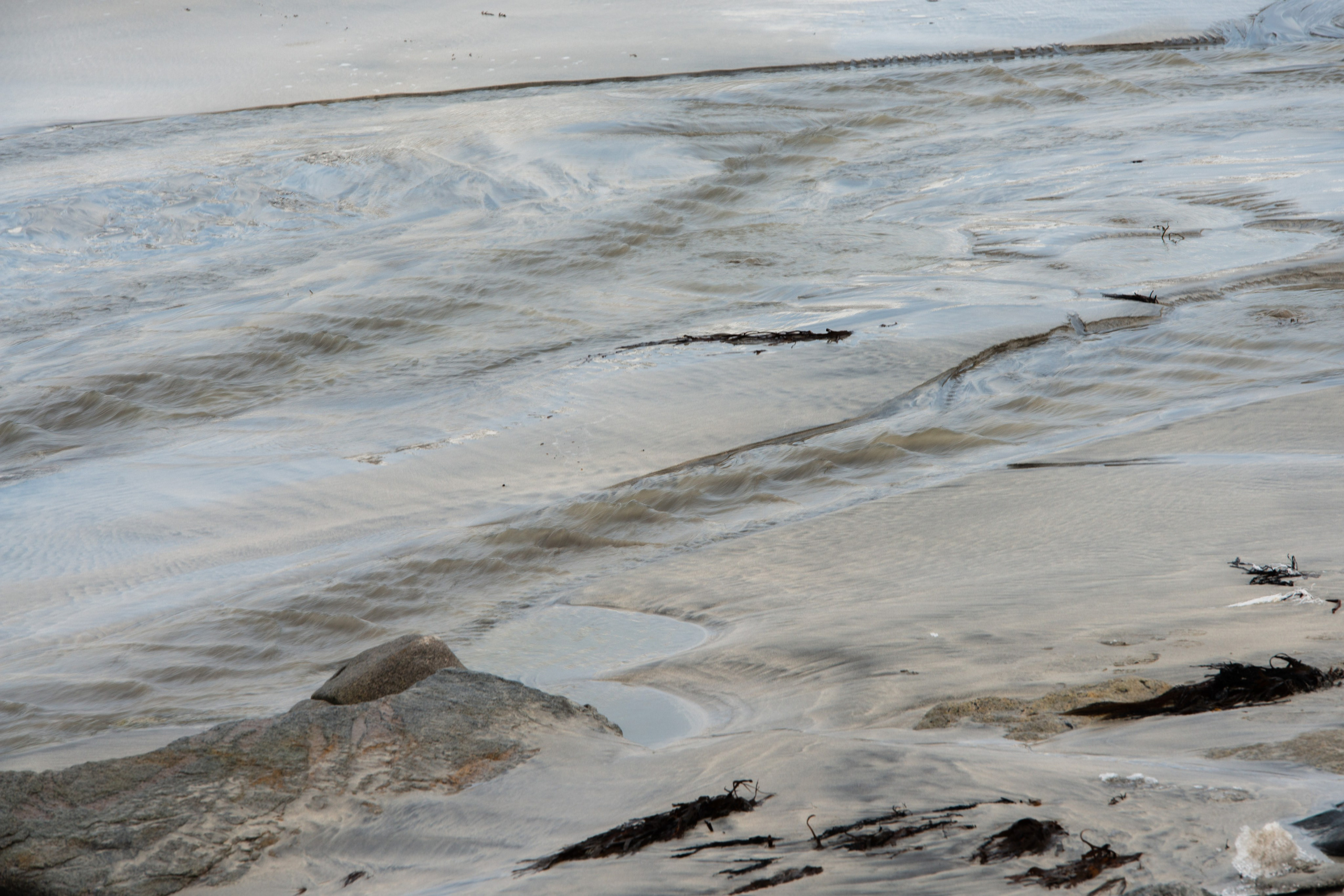 Рыболовецкое судно пришвартовано в заснеженной гавани норвежской деревни на Лофотенских островах.