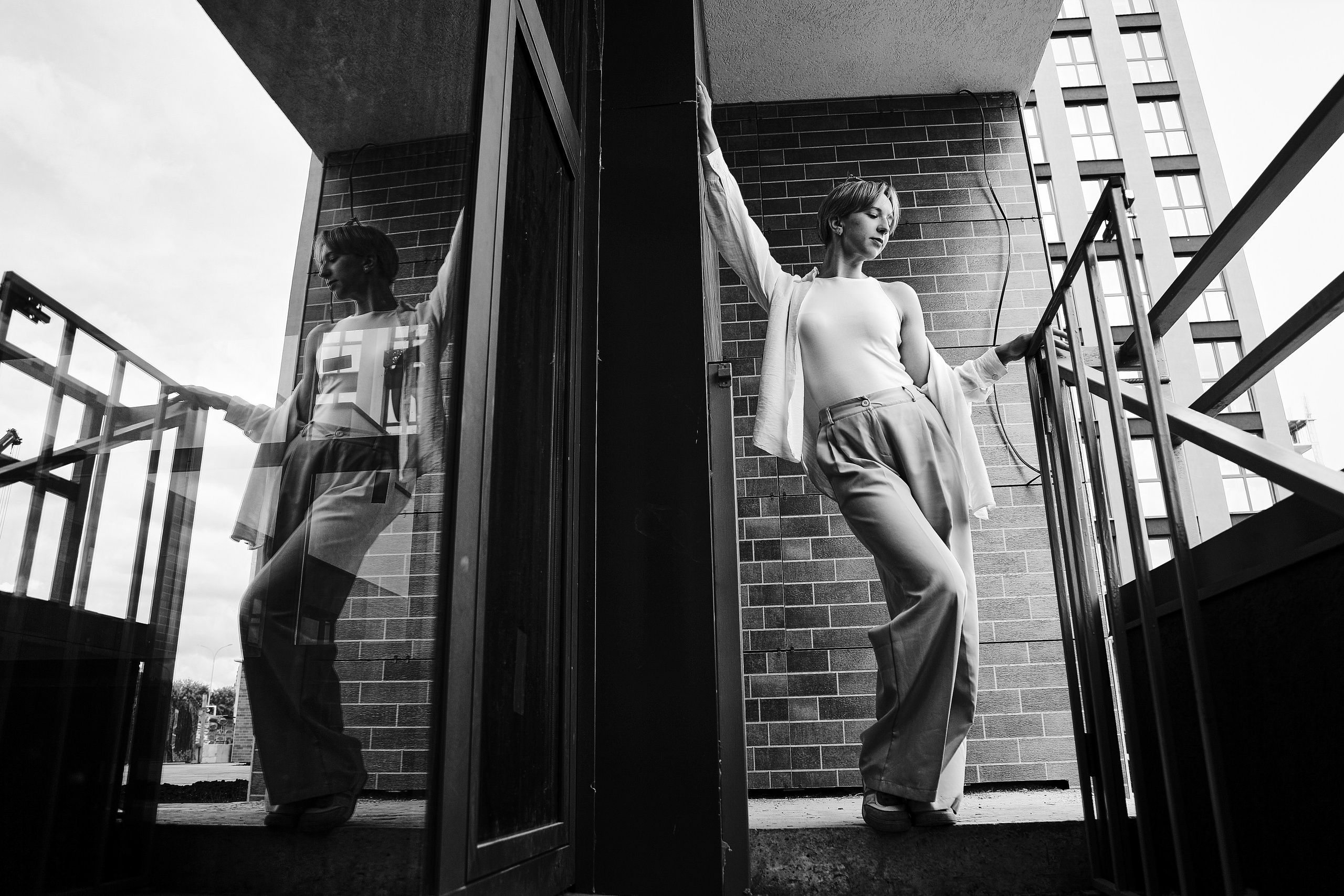 Чёрно-белый графичный портрет девушки в белой одежде в урбан-стиле с отражением Иваново