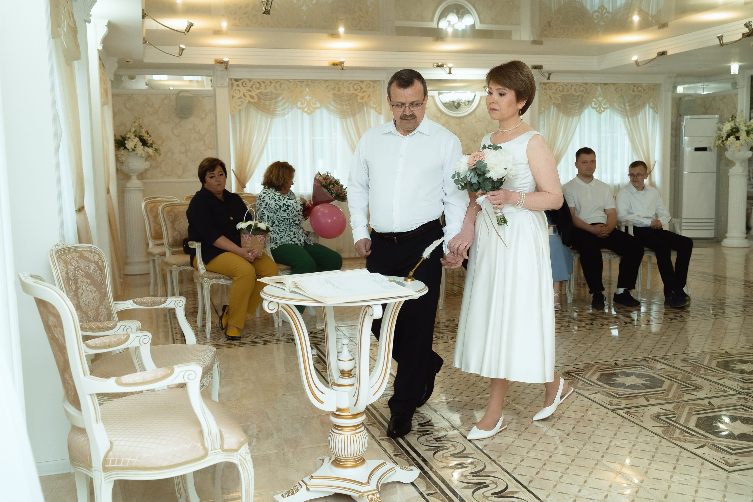 Момент росписи в ЗАГСе