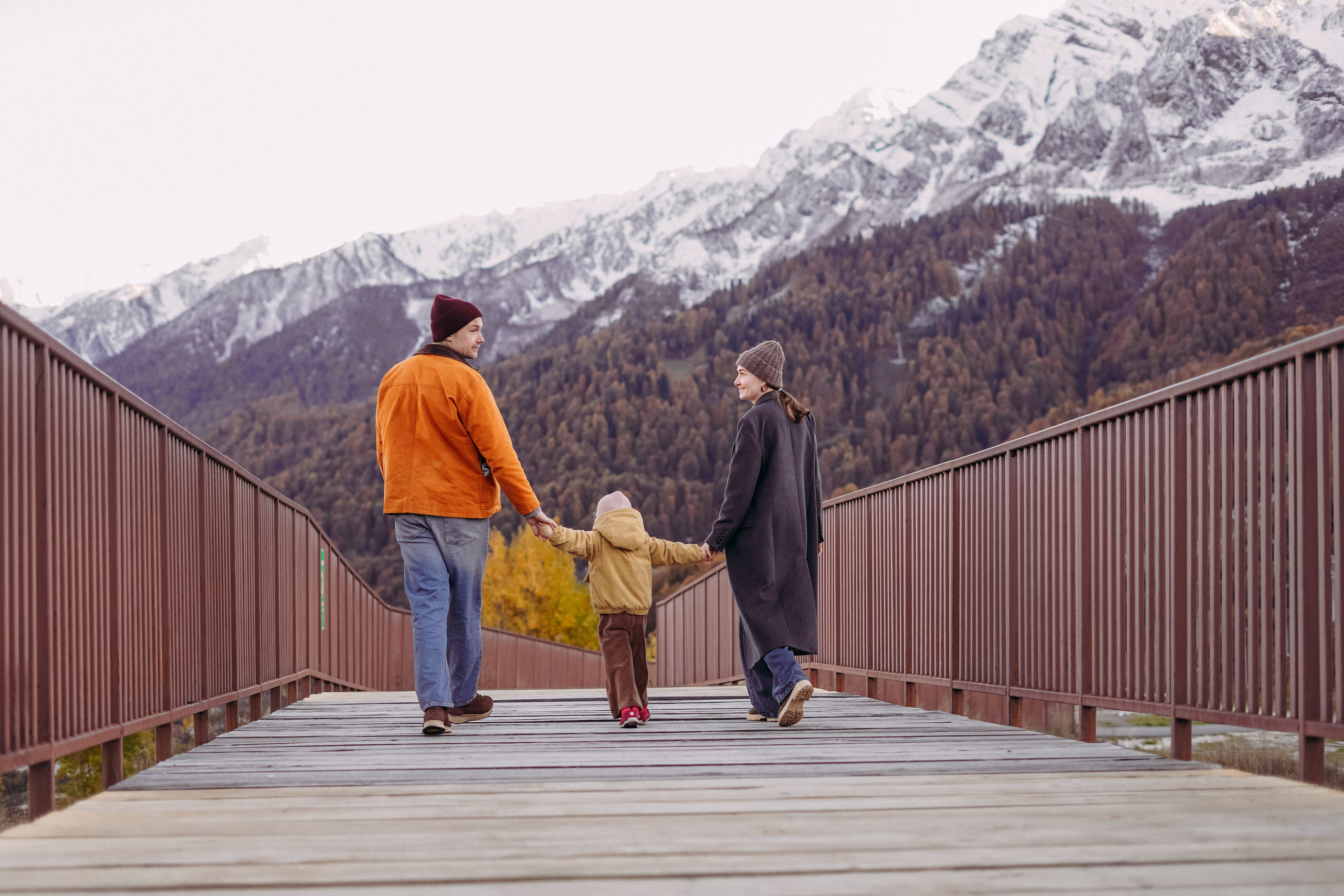 Алексей, Анна и Валентина в Горной Олимпийской деревне. Фотограф в Сочи и Абхазии | Фототуры | September Air