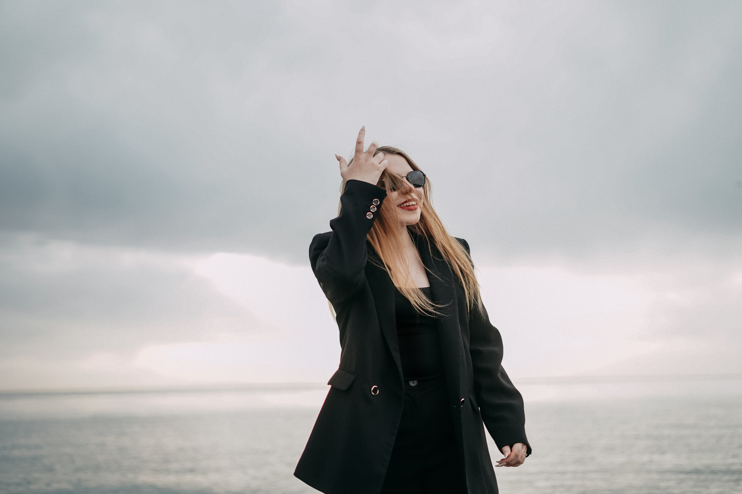 Даша и Артём на пляже Ривьера. Фотограф в Сочи и Абхазии | Фототуры | September Air