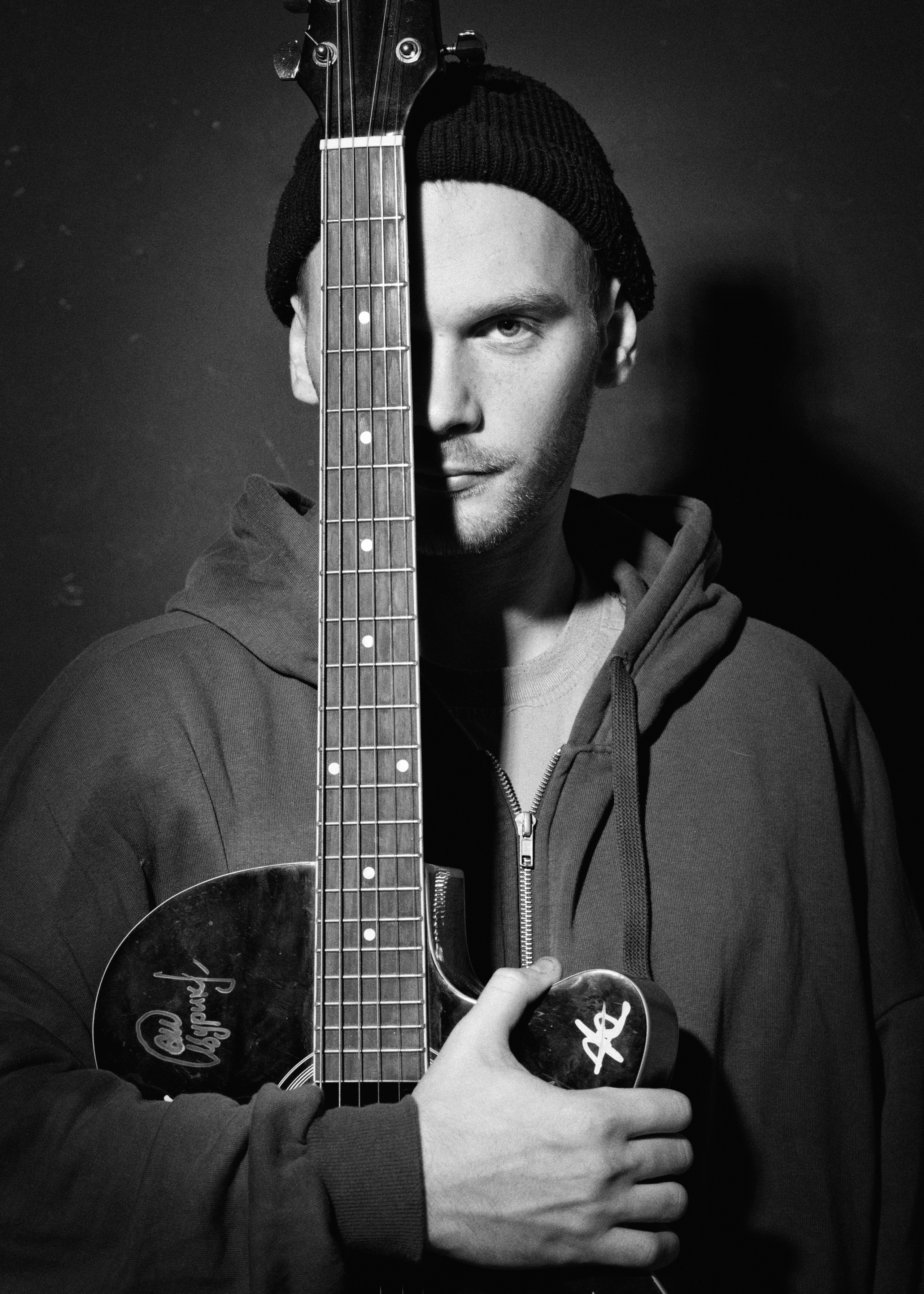 Леонид. Мужская студийная фотосессия. Фотографы в Кандалакше Олеся и Юрий. Мурманская область, Россия