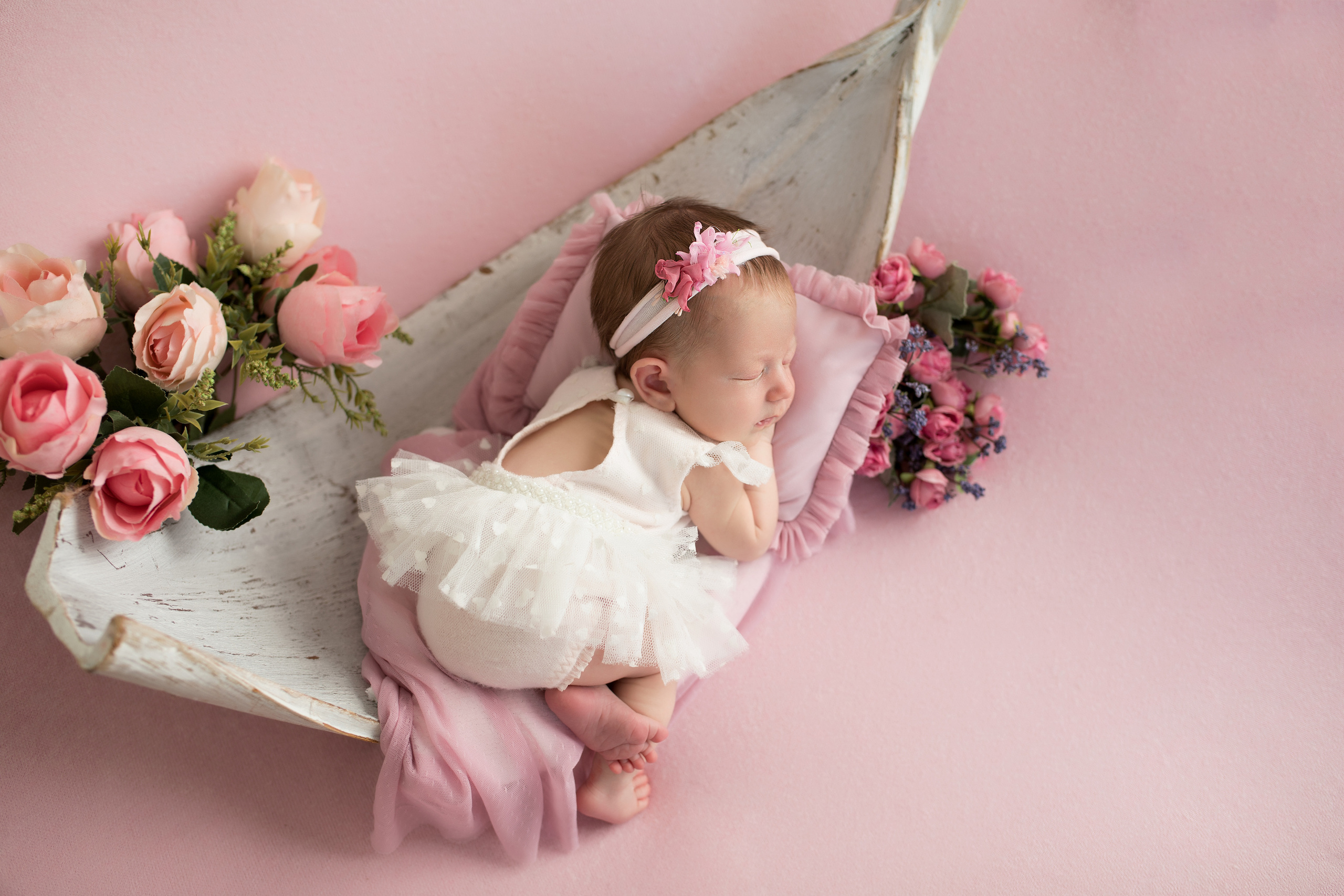 ньюборн фото девочки в белом платье на пальмовом листе