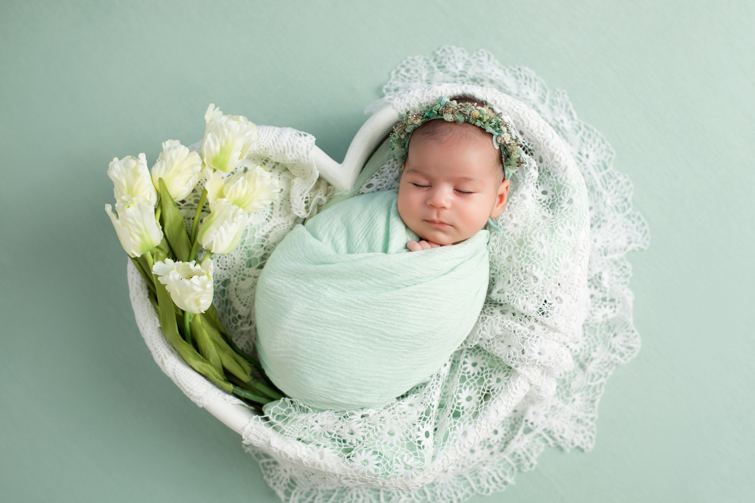 фото новорожденной девочки в мятной обмотке в сердце
