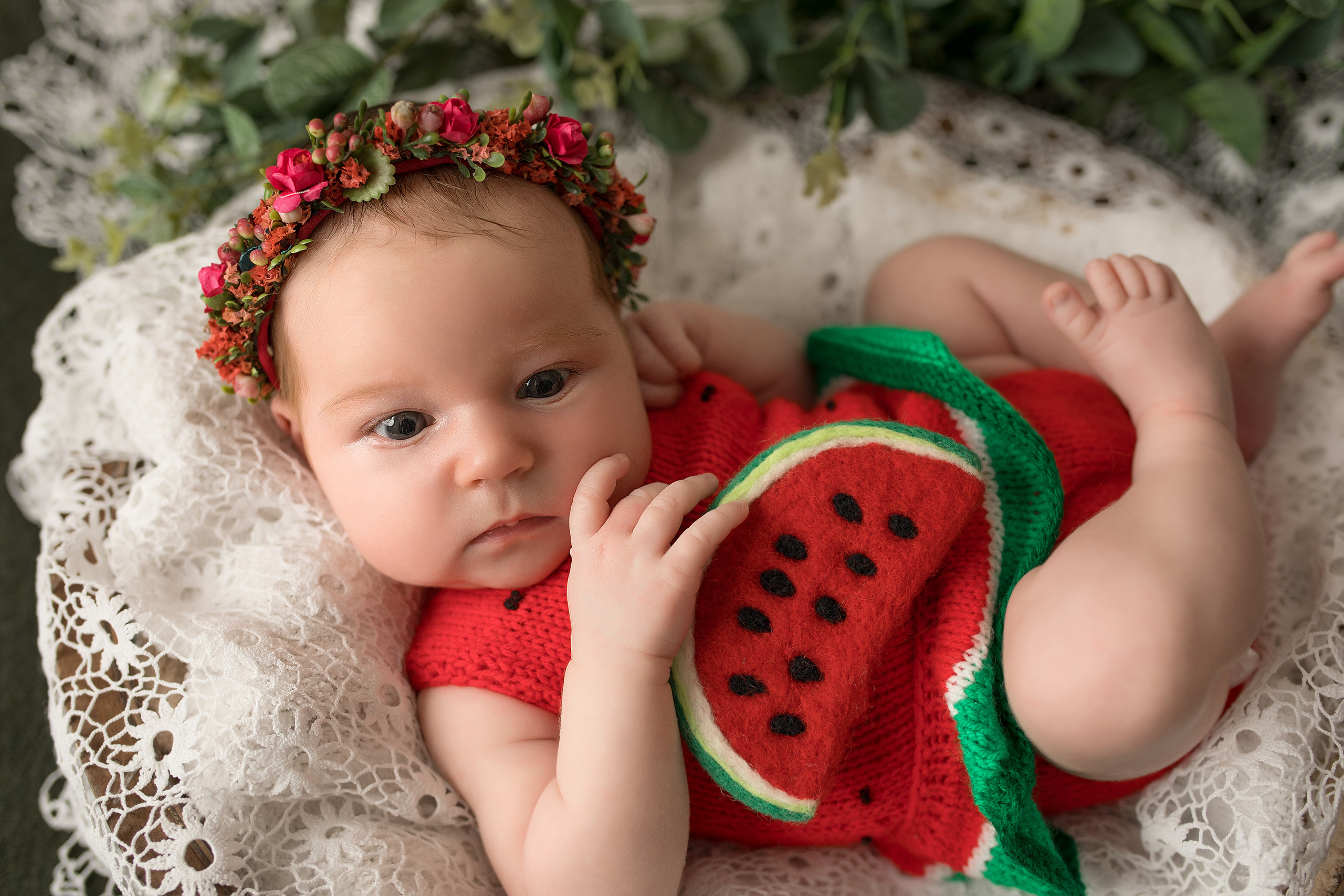 новорожденная девочка с арбузом в красном цветочном веночке