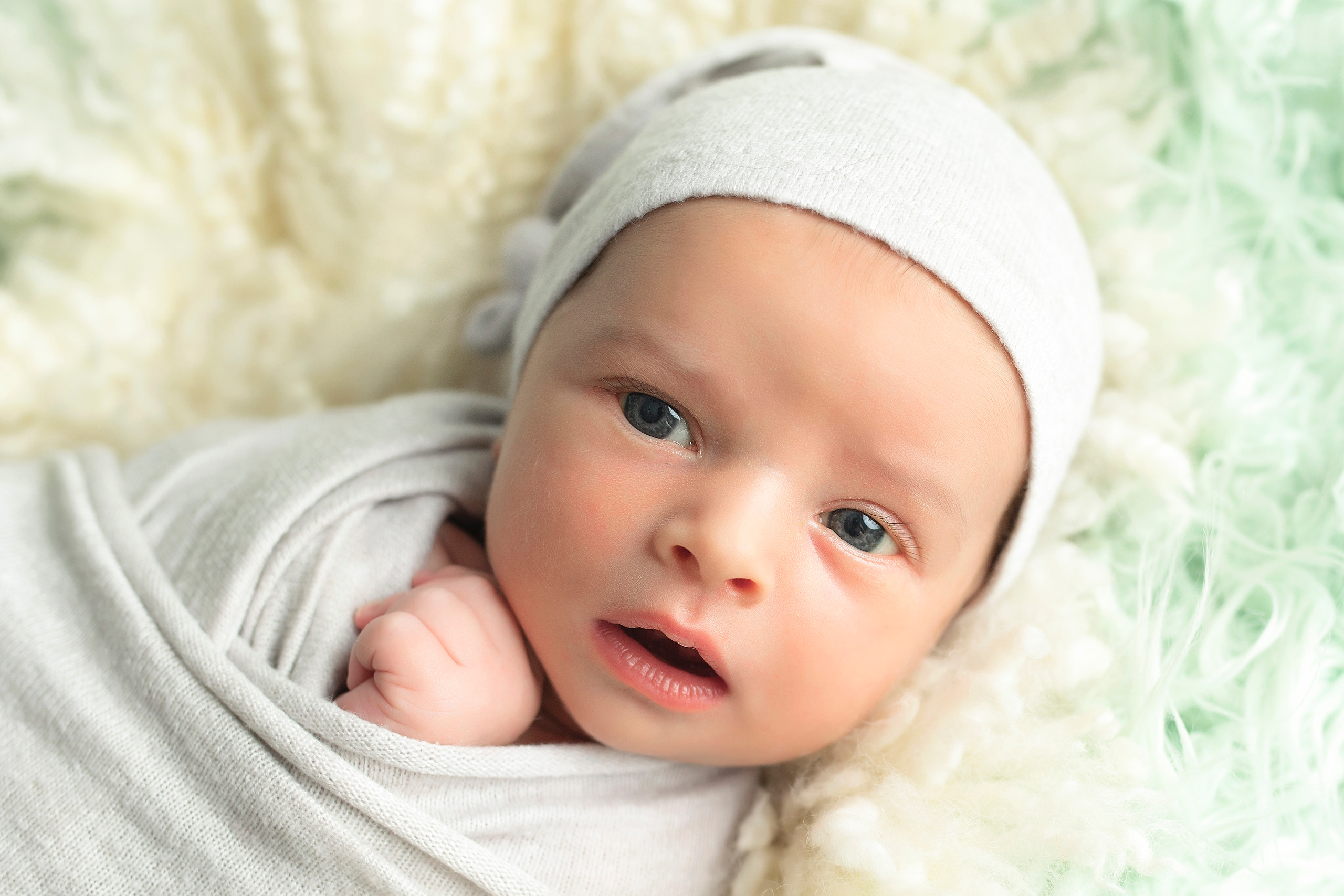 фото новорожденного в обмотке с открытыми глазками