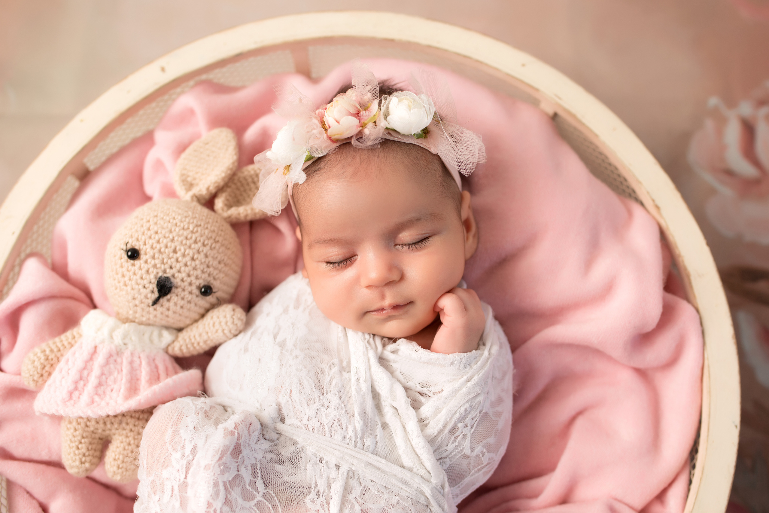 фото новорожденной девочки с веночком в обмотке с зайчиком
