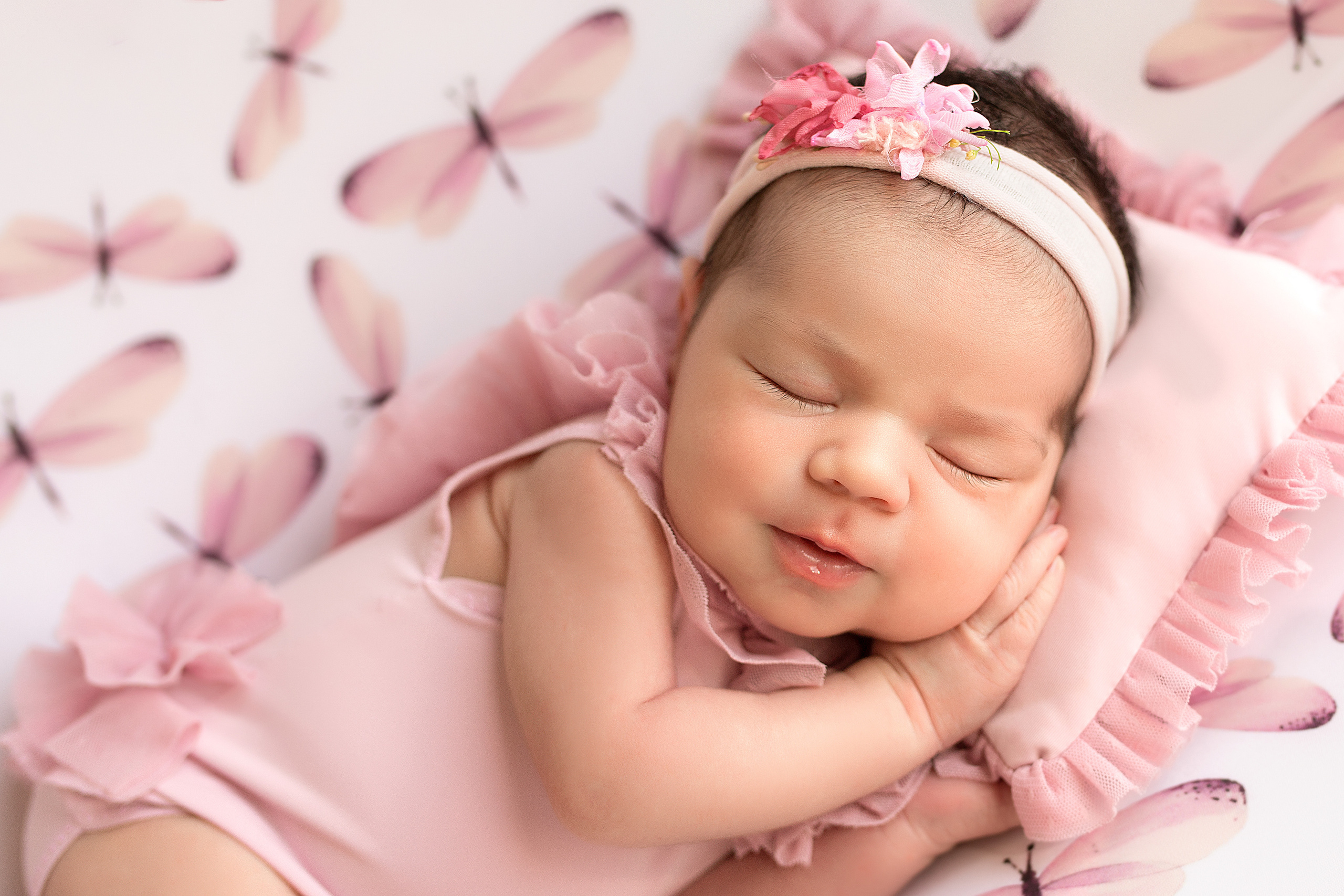 портрет новорожденной девочка на фоне со стрекозами в розовом платье