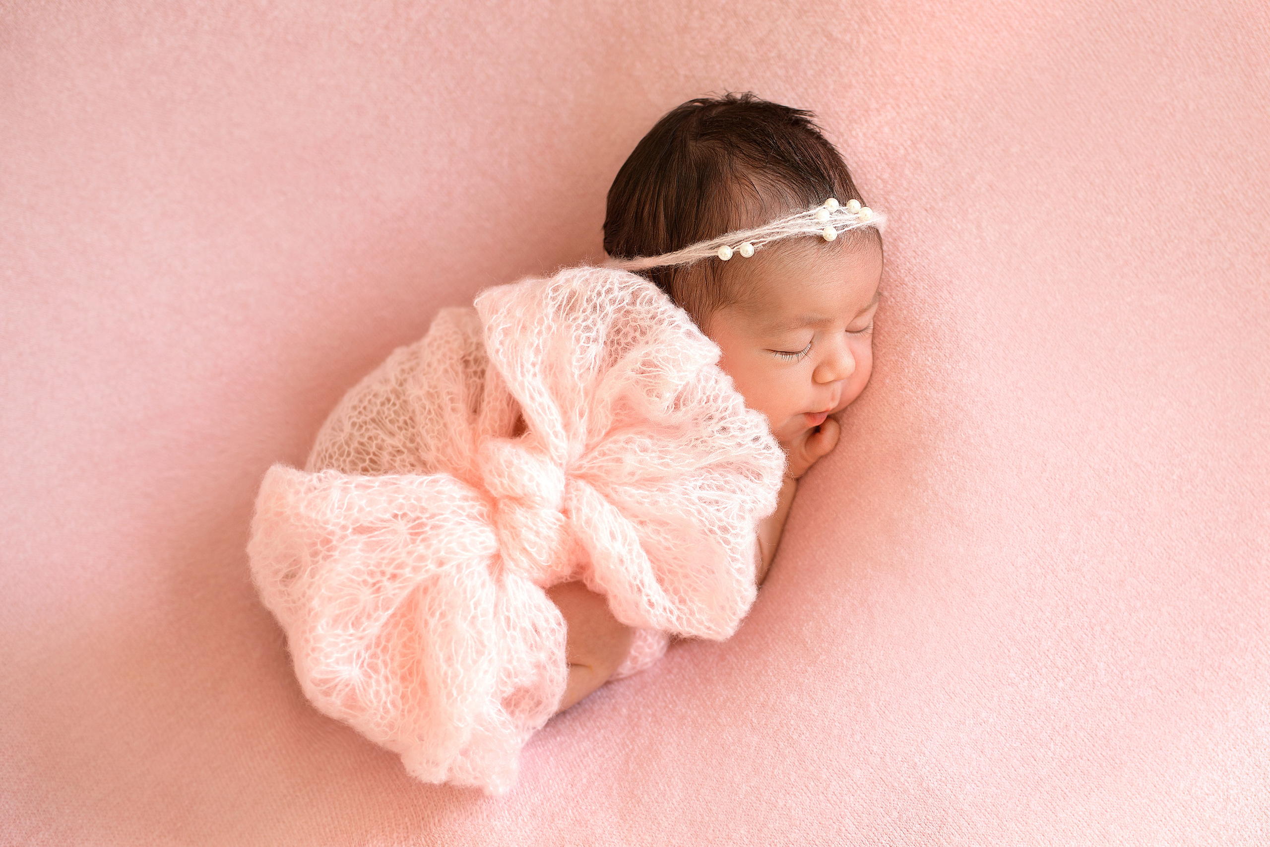 новорожденная девочка с большим розовым бантом