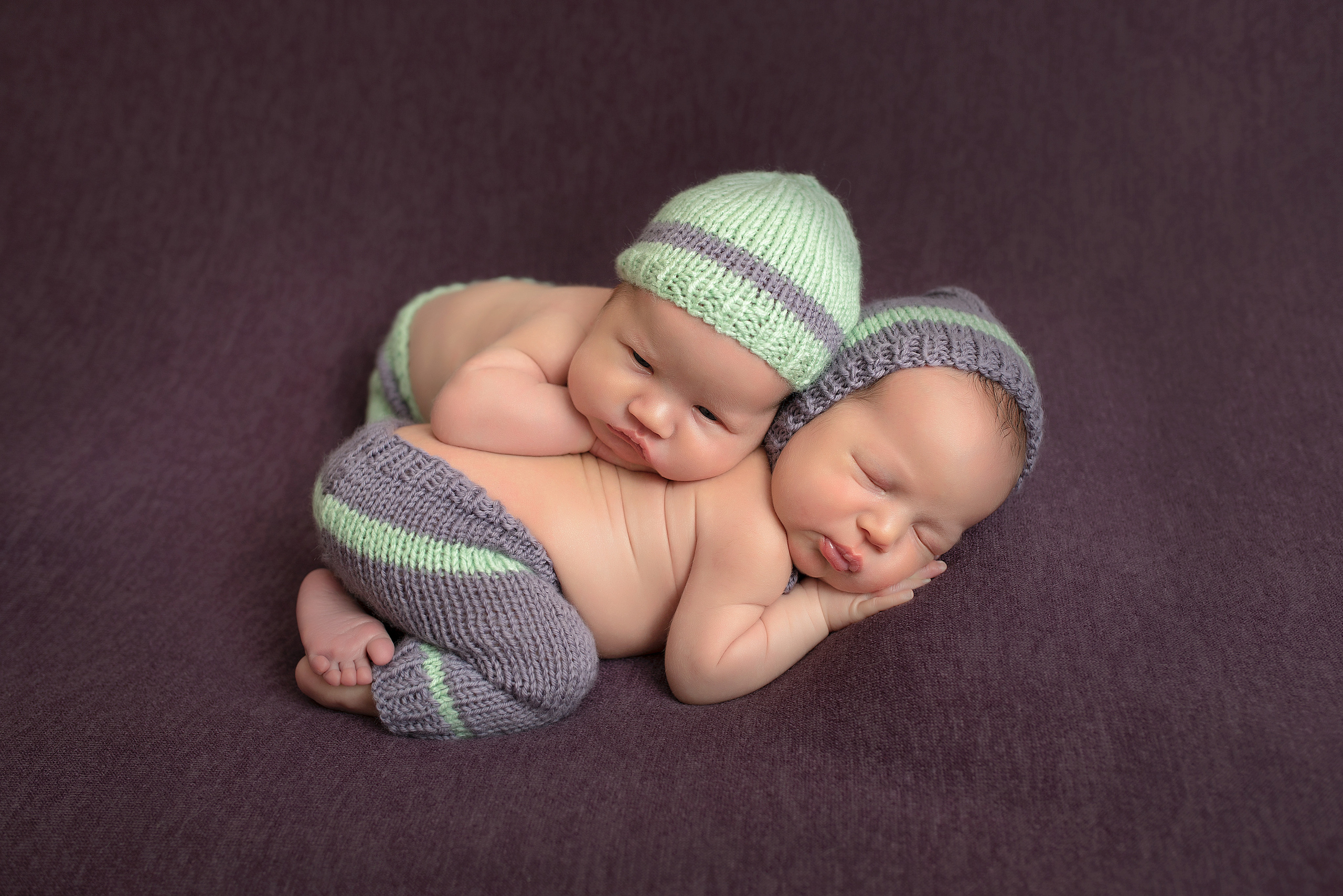 фото двойняшек мальчиков в вязанных костюмах на темном фоне