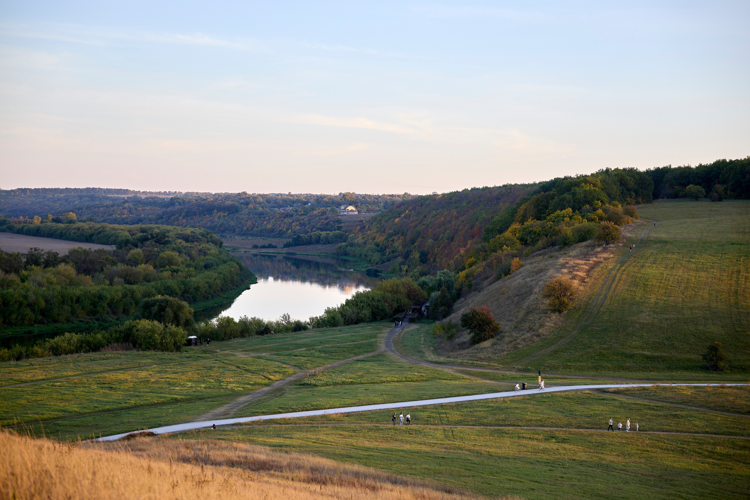 Вот она, та самая загадочная Кудыкина гора! Место сильное, красивое и очень гостеприимное. Отсюда, с вершины, открывается потрясающий вид на древний Дон. Кажется, будто стоишь на краю света, и перед тобой — вся великая история этой реки. Особенно волшебно здесь на закате, когда солнце окрашивает воду и небо в золотые и розовые края. Природа настоящая, степная, дышится очень легко. И вот среди этой природной мощи встречаешь удивительные рукотворные вещи. три богатыря сидят на поле. Отдыхают и ждут пока приготовится ужин. Или «Хоровод» на самой вершине. фигуры, взявшись за руки, словно охраняют покой этого места. Чувствуется какая-то особая сила и энергетика. Отличный повод задуматься о вечном и сделать классные кадры! Но главный сюрприз, ради которого многие и едут — ждёт в конце. Тот, кто даёт понять: вы действительно на Кудыкиной горе! Вот он, местный житель — огнедышащий Змей Горыныч. Теперь та самая поговорка «На Кудыкины горы воровать помидоры» звучит особенно смешно! Потому что с таким стражем ни о каких помидорах и речи быть не может. Его дело — охранять покой и устраивать по-настоящему огненное шоу на прощание. #dzen13 #желтаяшапочкаdz #кудыкинагора #тревел #змейгорыныч #топ