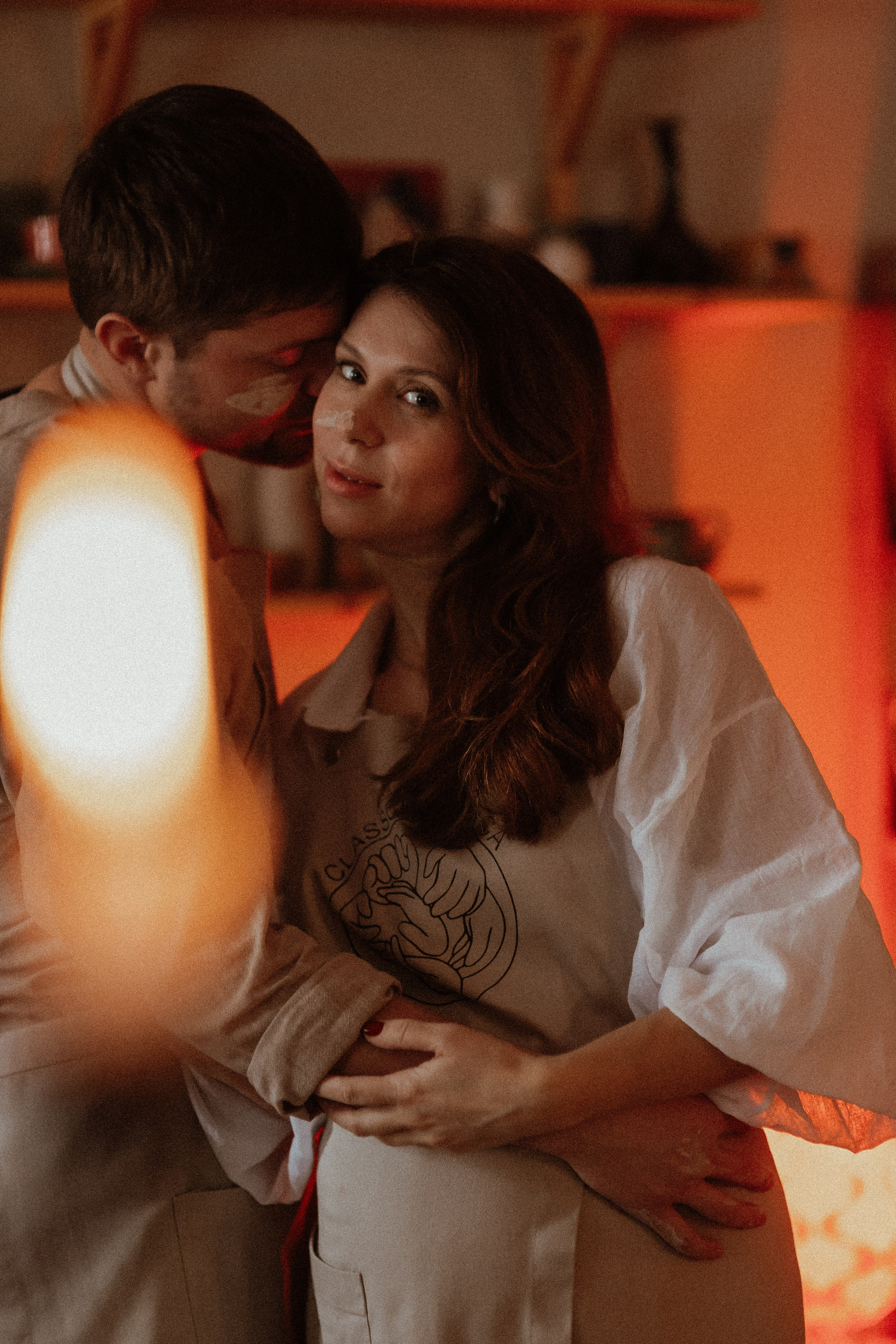 Свидание в гончарной мастерской. Они попросили не подглядывать. Но я смотрел. Свадебный и репортажный фотограф в Ярославле и Санкт-Петербурге Роман Микрюков