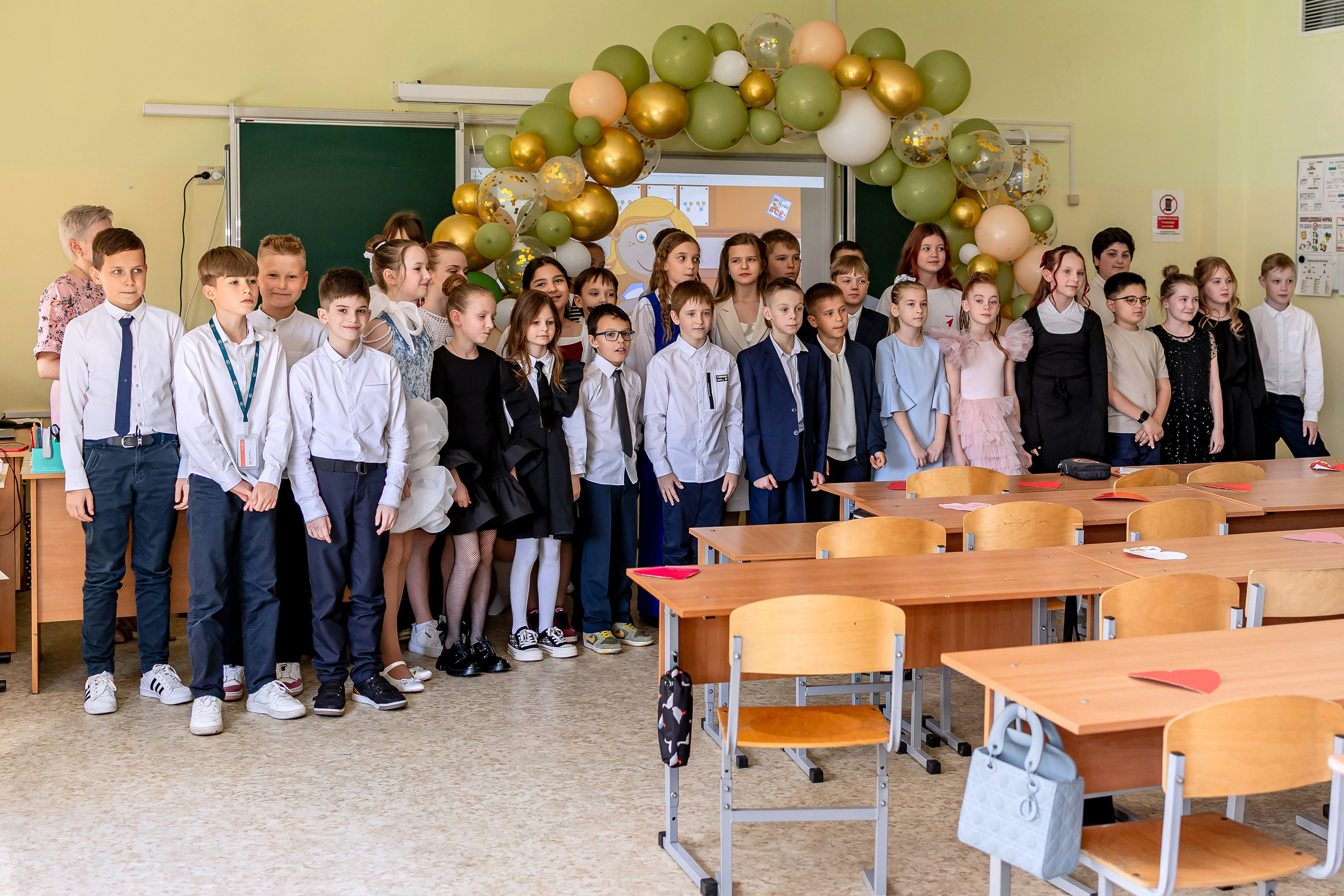 Выпускной в начальной школе в классе. Фотограф и видеограф Москва. Свадебный фотограф, видеограф. Выпускные альбомы. Оживающие альбомы